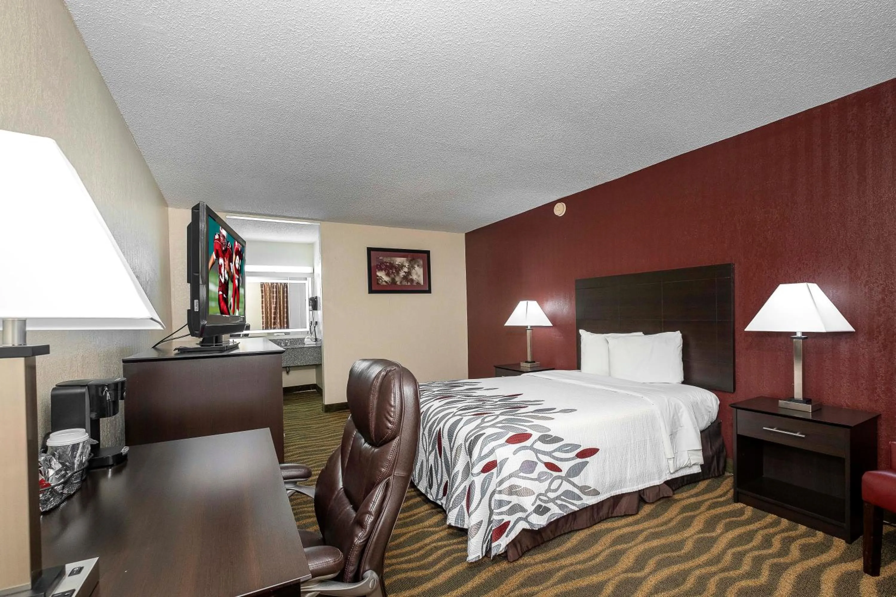 Photo of the whole room, Bed in Red Roof Inn Murray