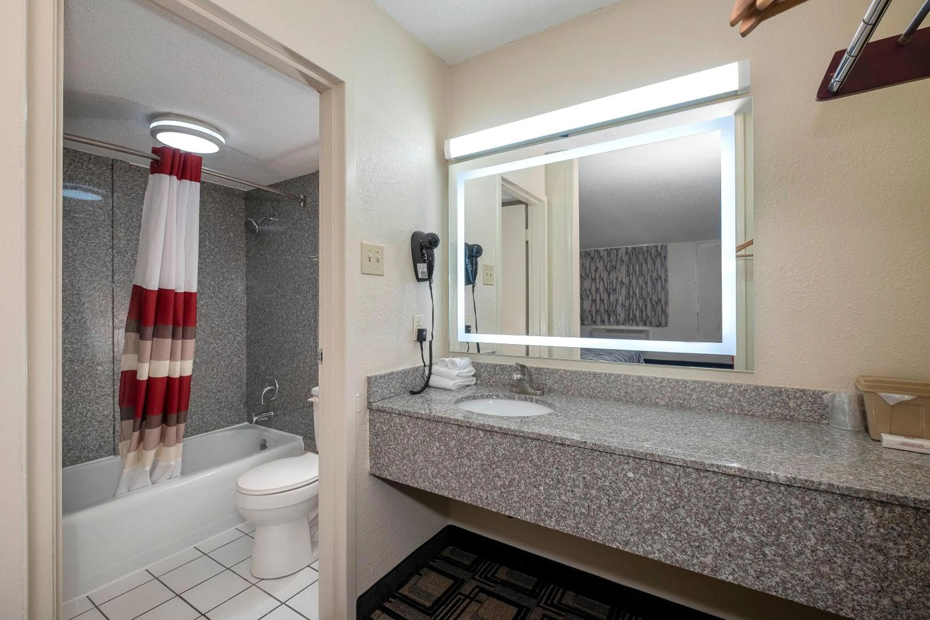 Bathroom in Red Roof Inn Murray