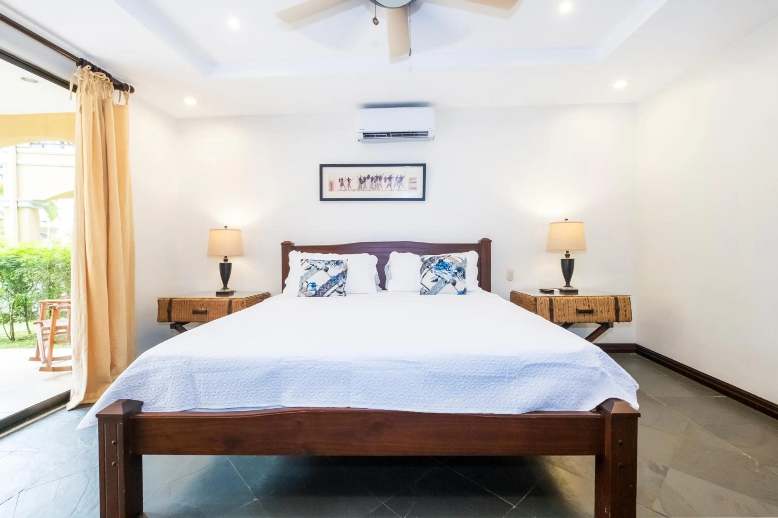 room service, Bed in Monte Carlo Luxury Condominiums