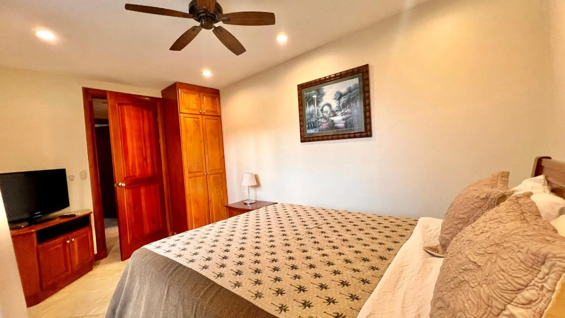 Guests, Bed in Monte Carlo Luxury Condominiums