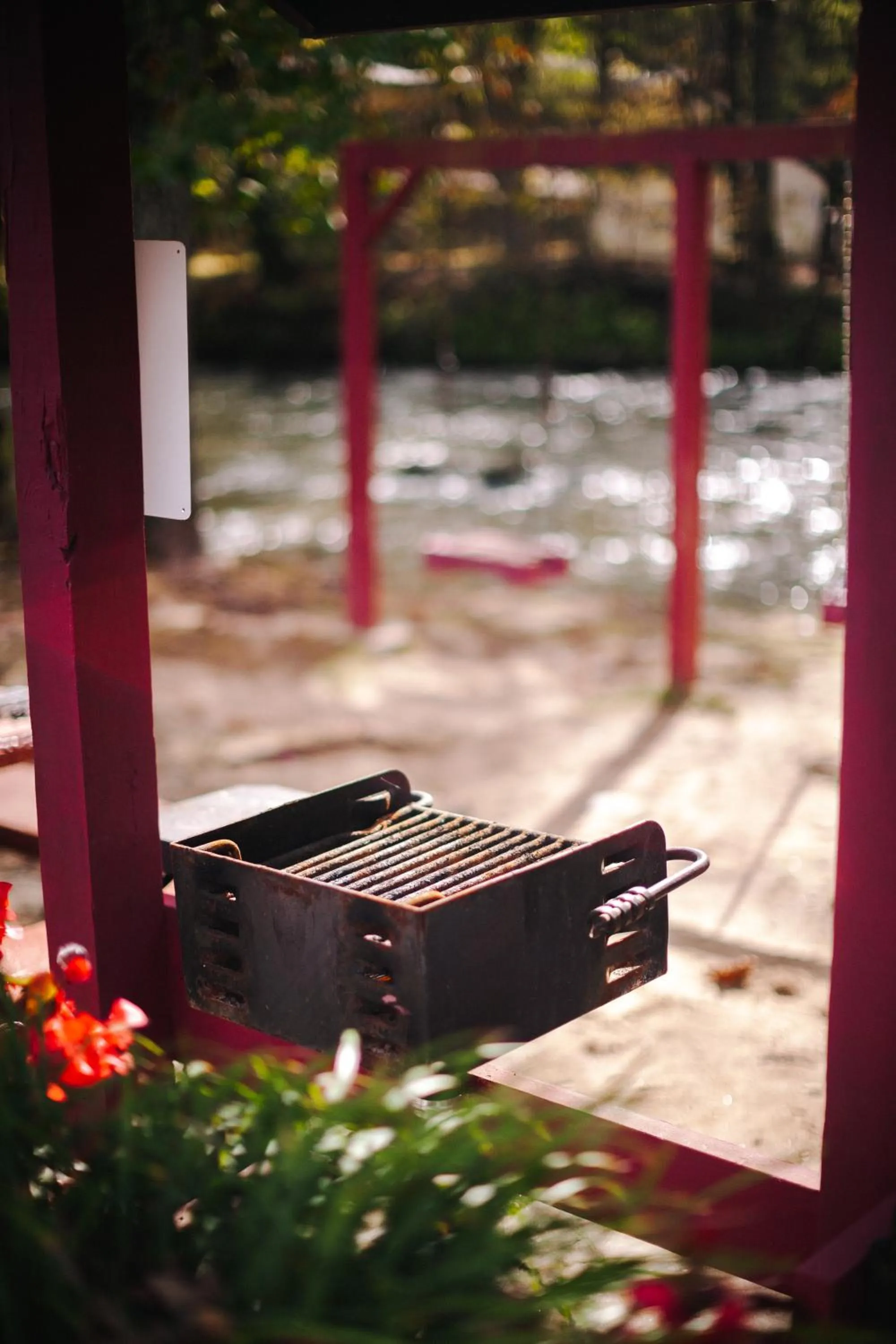 BBQ facilities in Riverbend Motel & Cabins