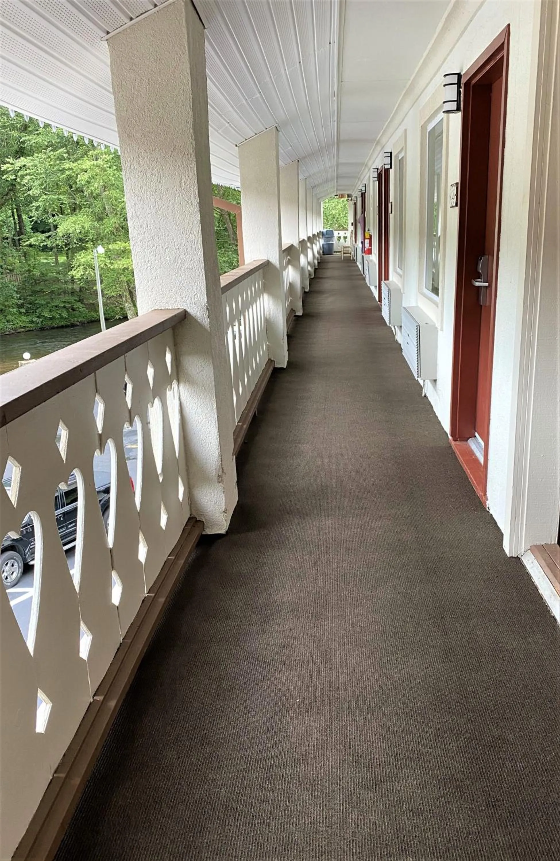 Balcony/Terrace in Riverbend Motel & Cabins