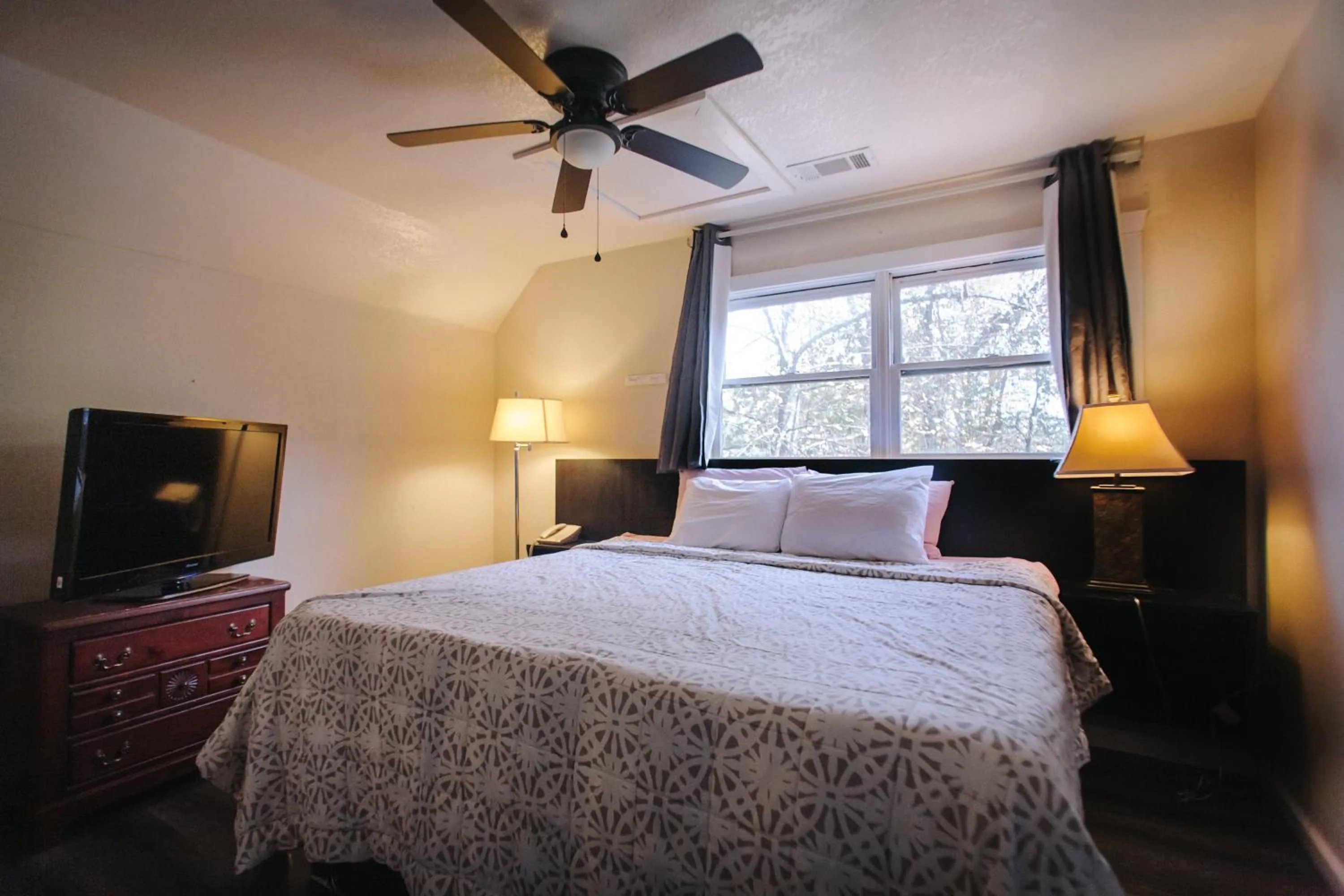 Bed in Riverbend Motel & Cabins