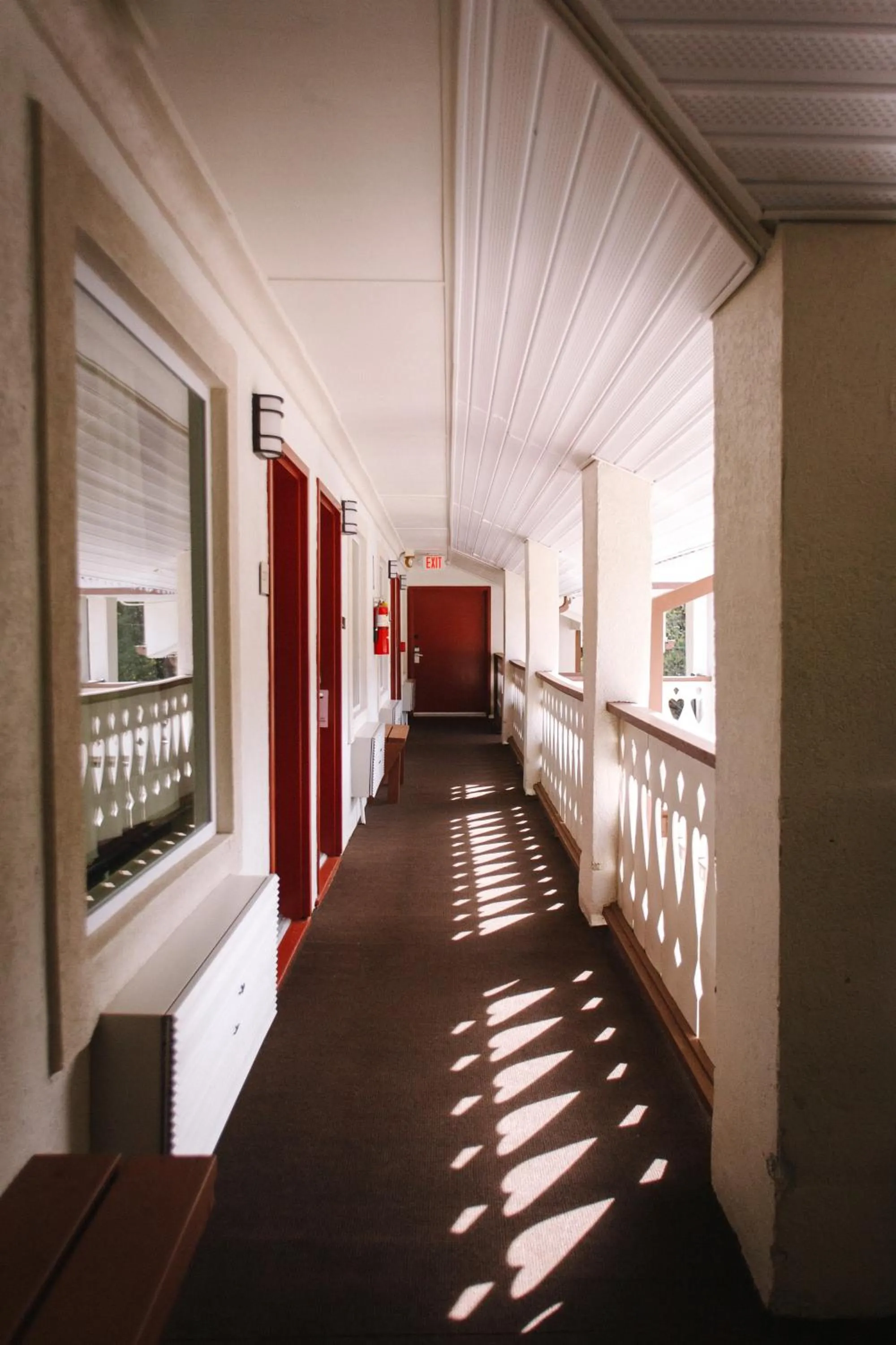 Balcony/Terrace, Bed in Riverbend Motel & Cabins
