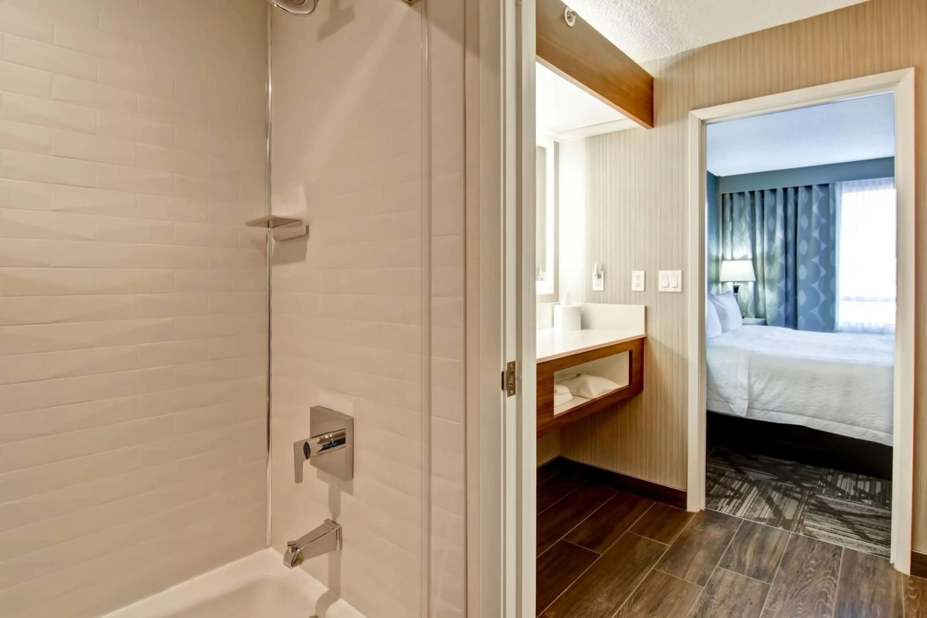 Bathroom, Bed in Hampton Inn & Suites by Hilton Calgary-Airport