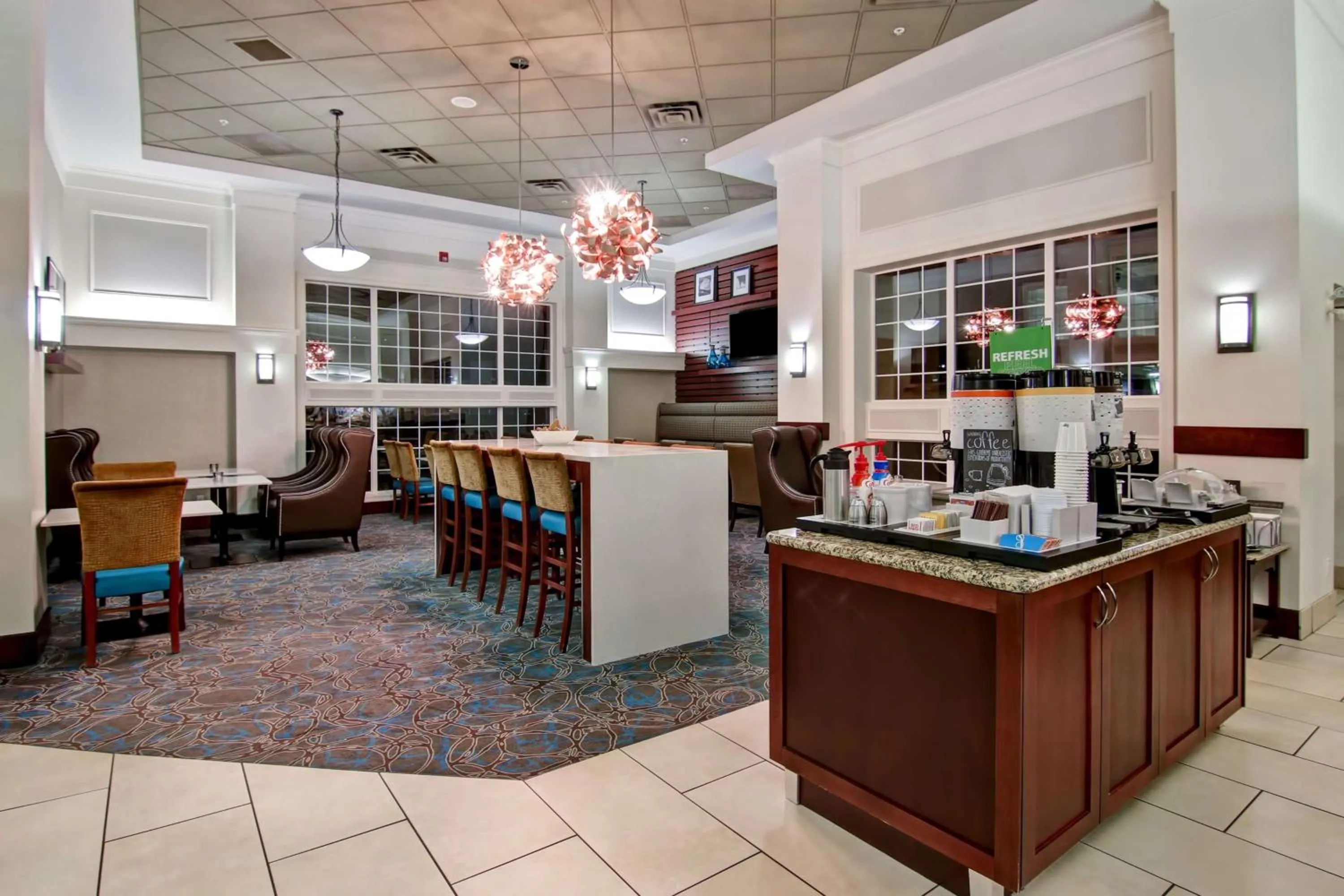 Dining area in Hampton Inn & Suites by Hilton Calgary-Airport