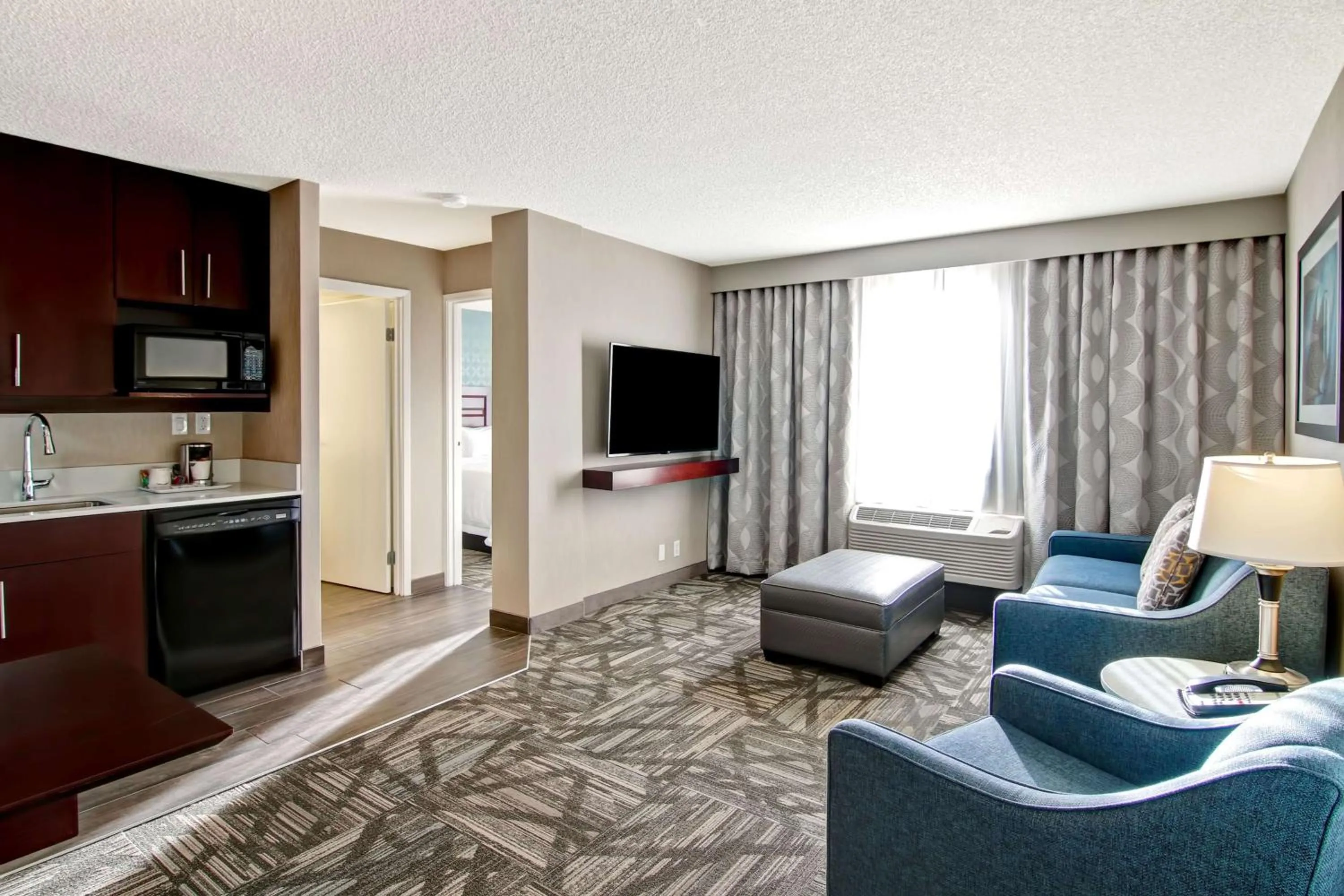 Bedroom in Hampton Inn & Suites by Hilton Calgary-Airport