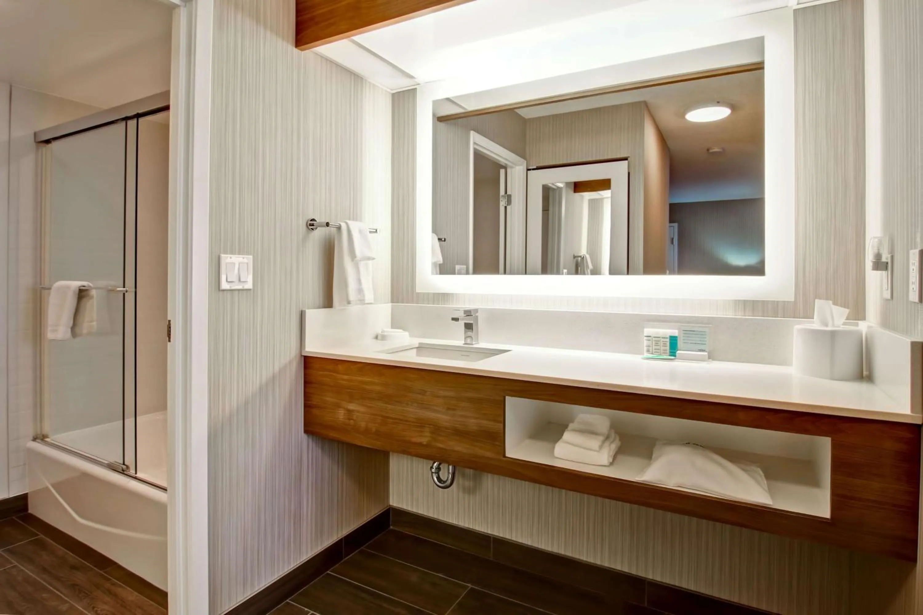 Bathroom in Hampton Inn & Suites by Hilton Calgary-Airport