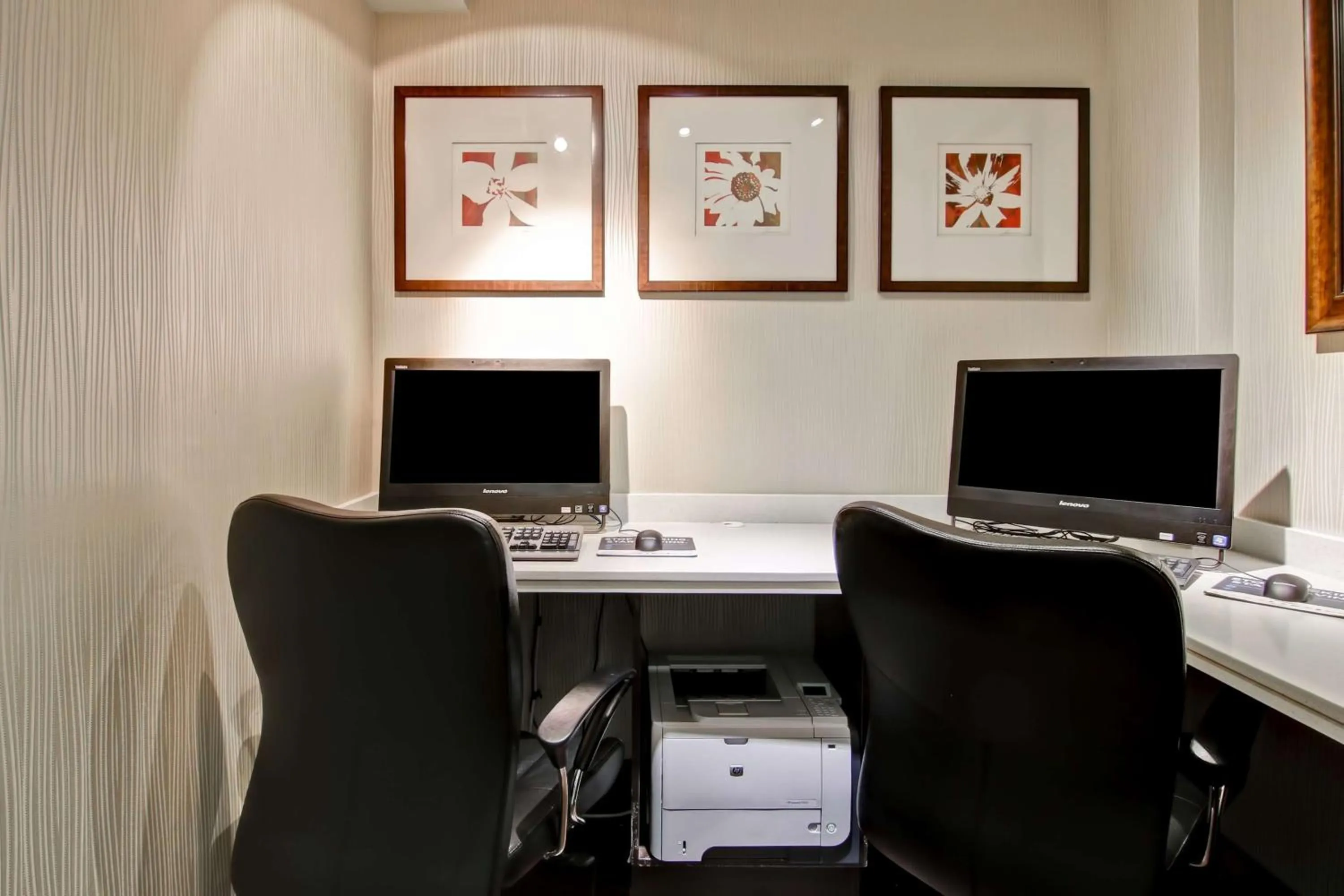 Business facilities in Hampton Inn & Suites by Hilton Calgary-Airport
