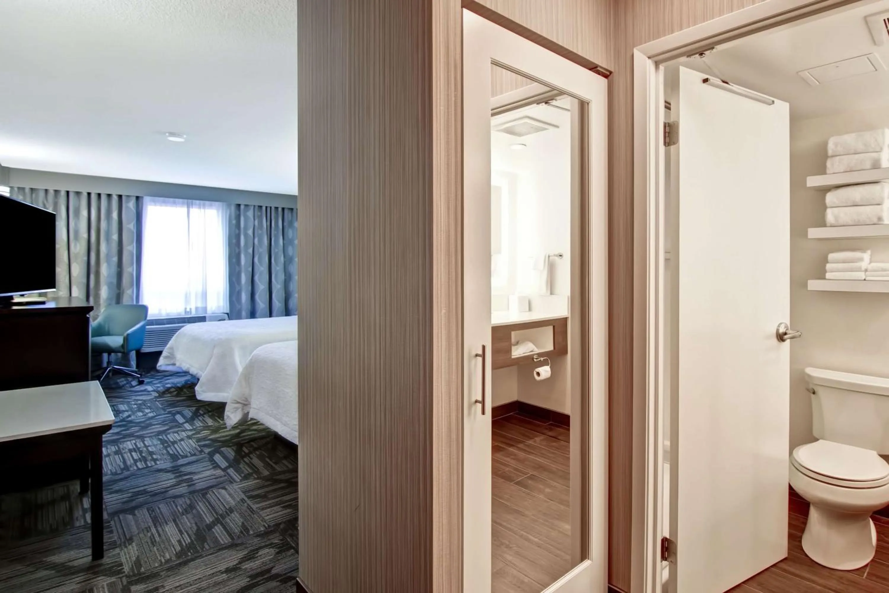 Bedroom, Bed in Hampton Inn & Suites by Hilton Calgary-Airport