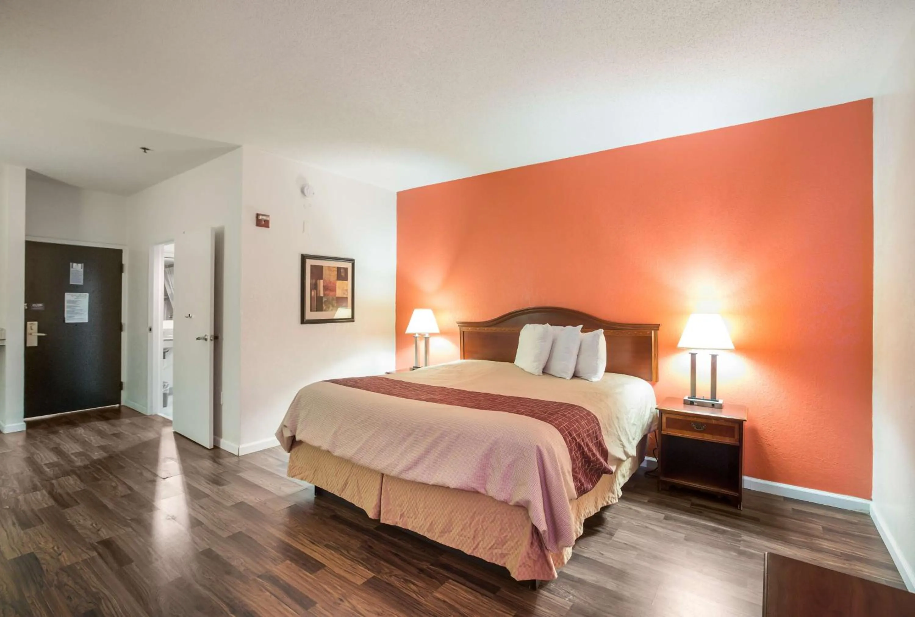 Photo of the whole room, Bed in Budgetel Inns & Suites - Atlanta Galleria Stadium