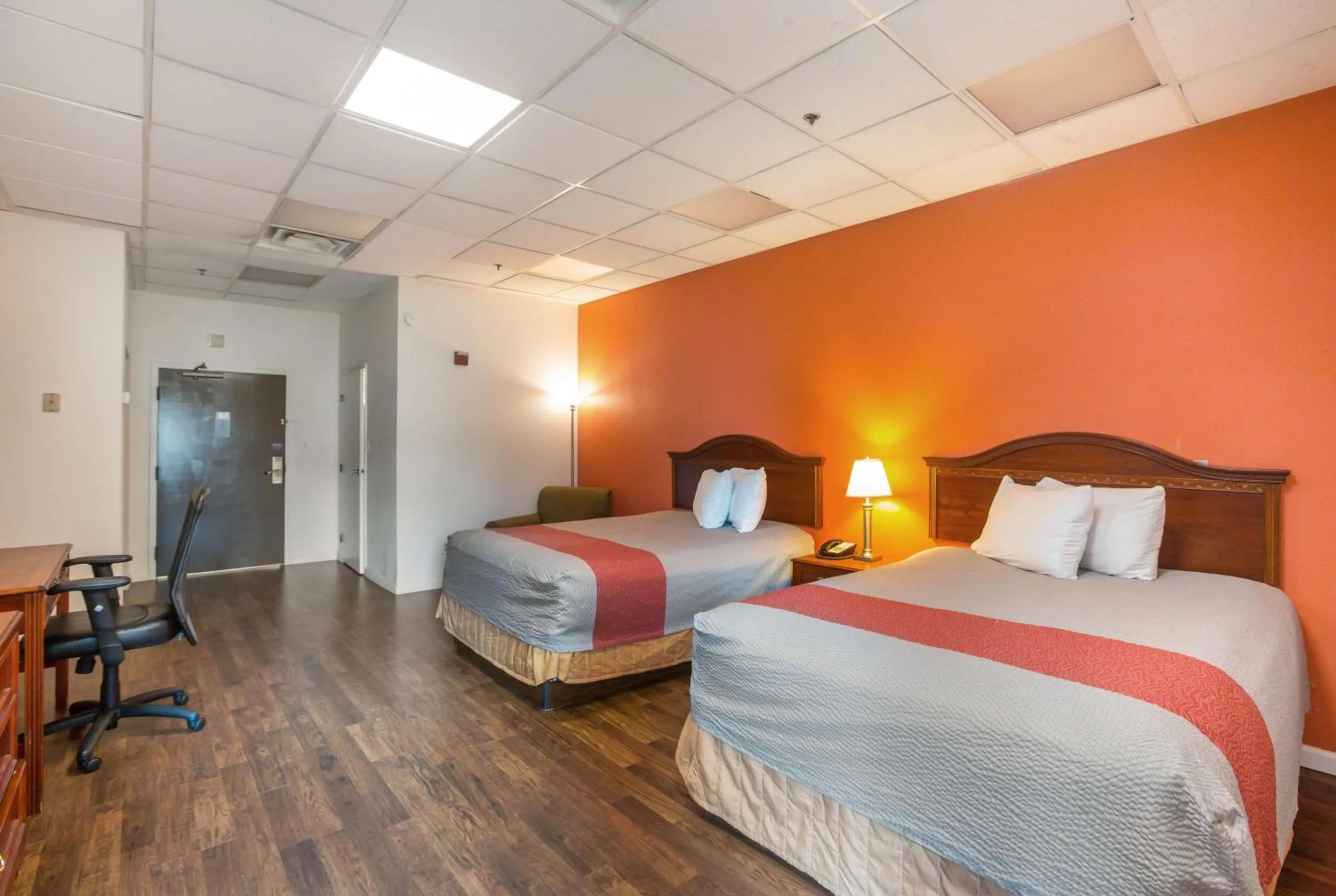 Photo of the whole room, Bed in Budgetel Inns & Suites - Atlanta Galleria Stadium