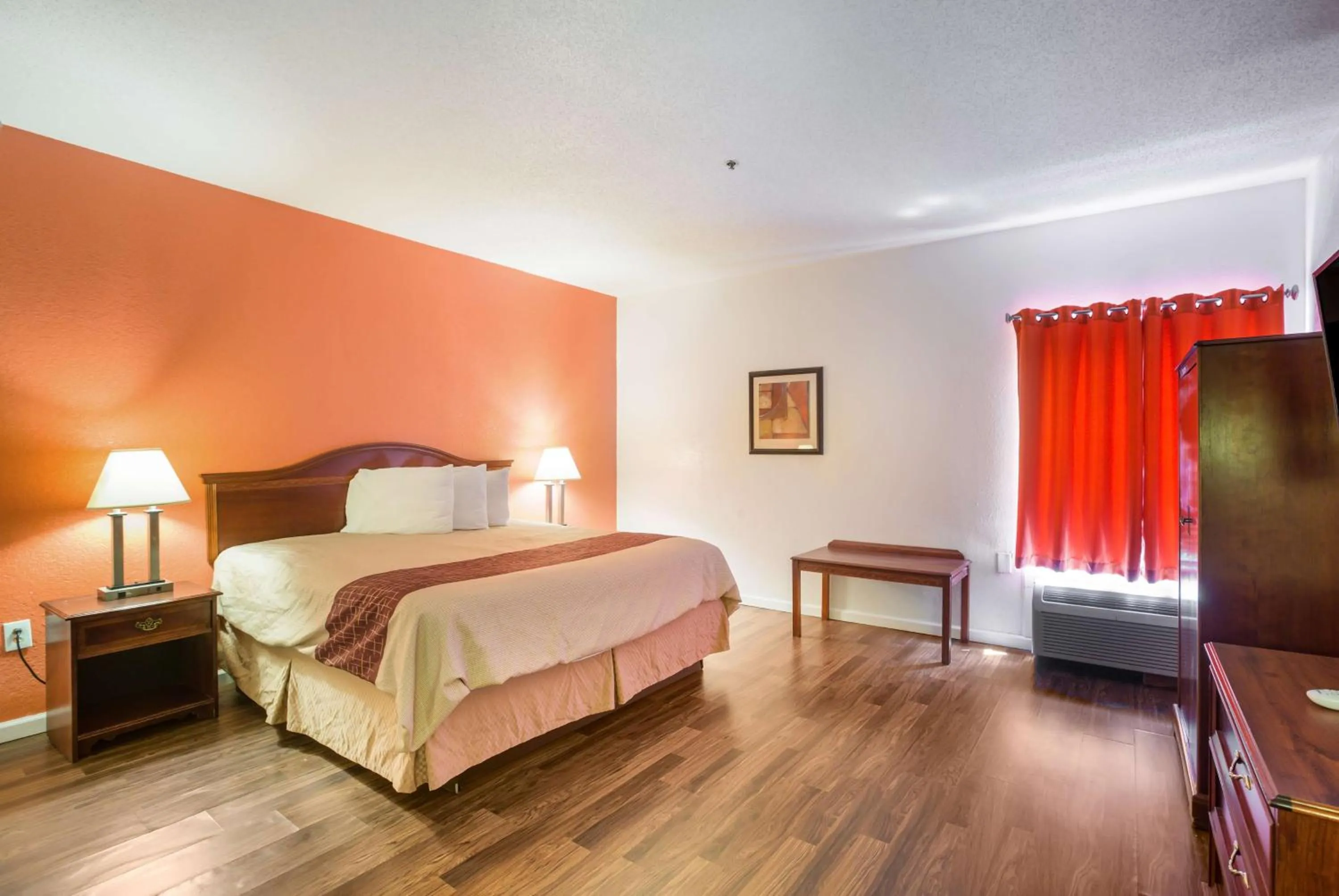 TV and multimedia, Bed in Budgetel Inns & Suites - Atlanta Galleria Stadium