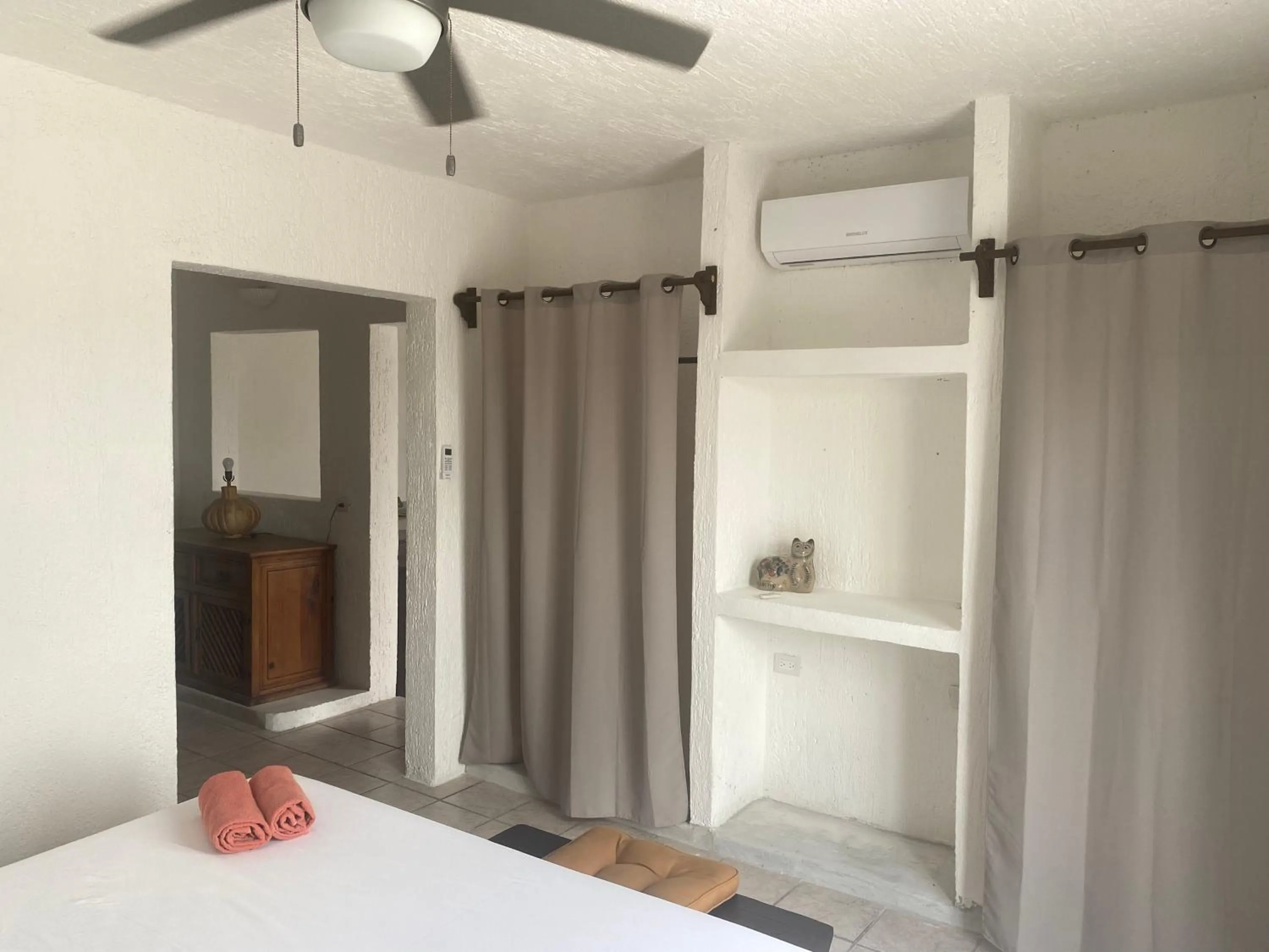 wardrobe, Bed in Caribo Cozumel