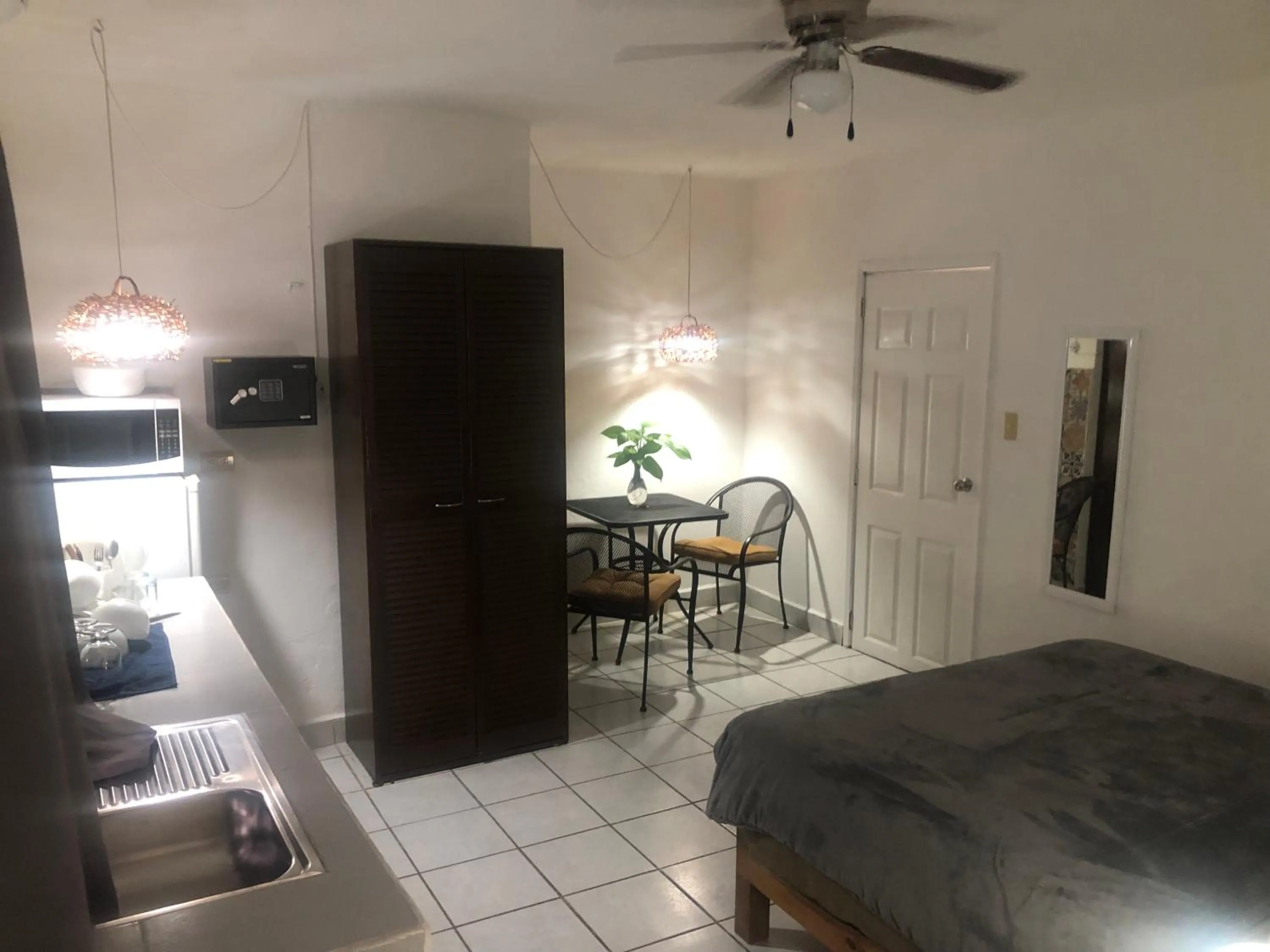 Photo of the whole room, Bed in Caribo Cozumel