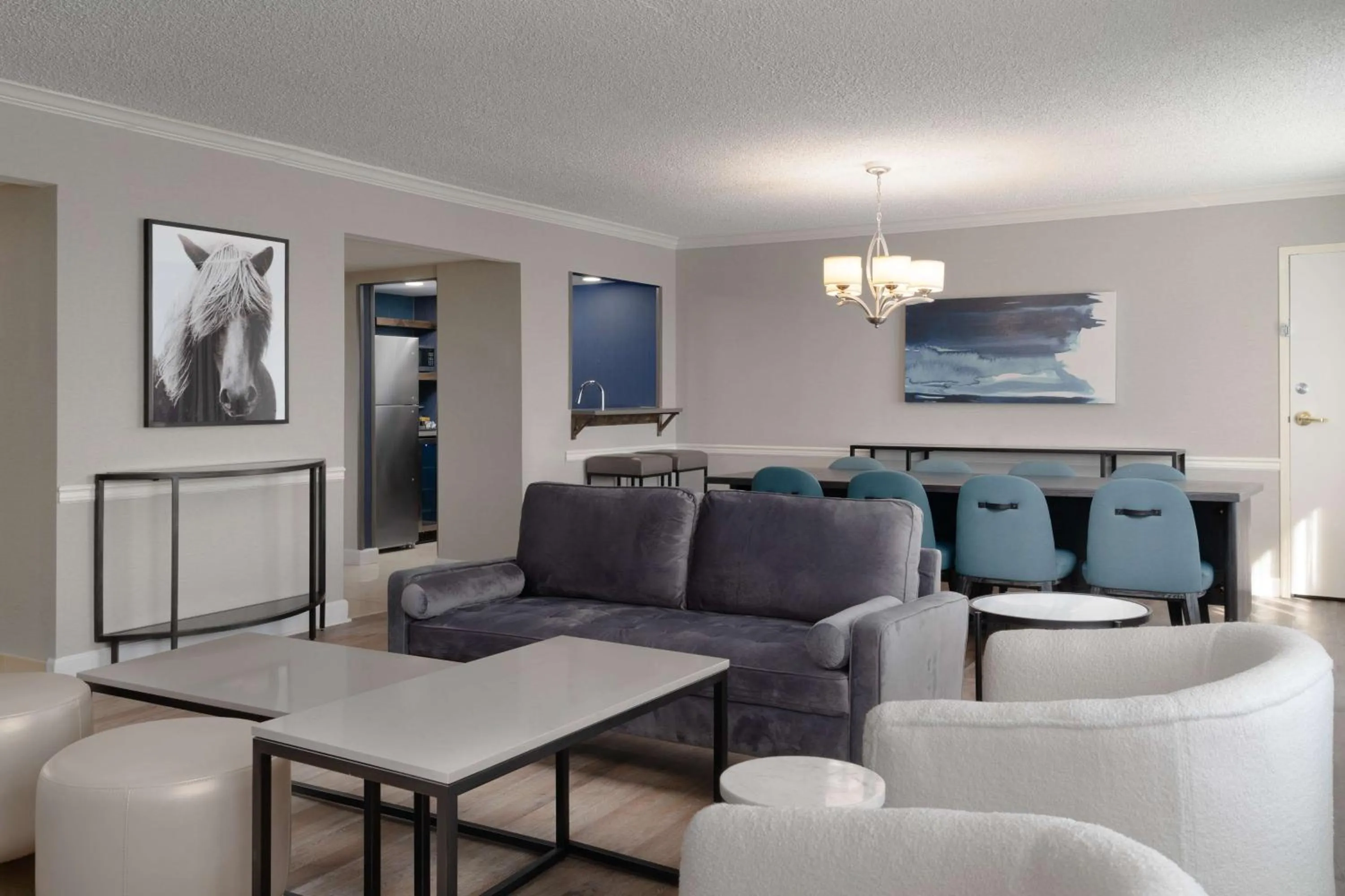 Living room in DoubleTree By Hilton Baltimore North Pikesville