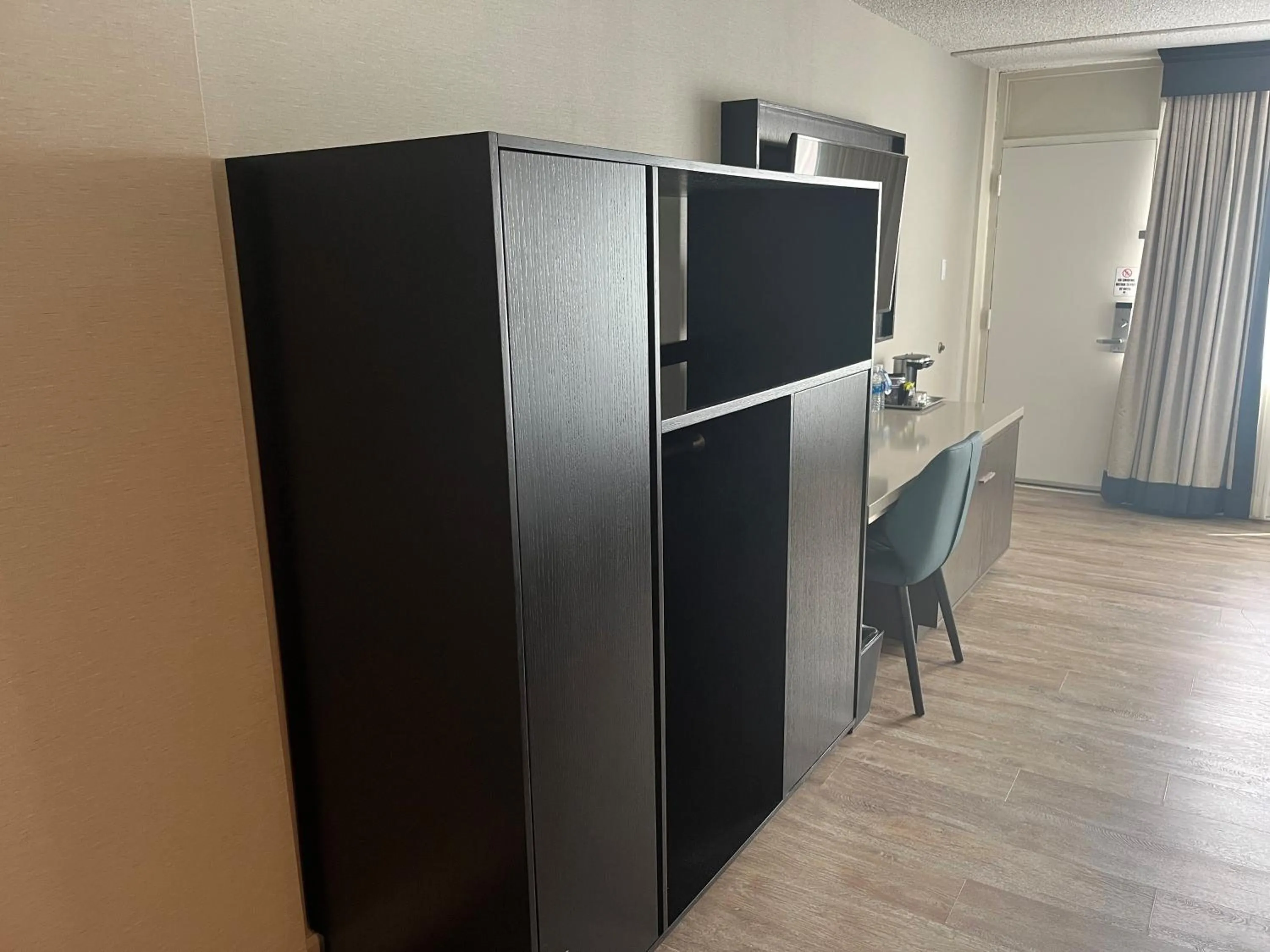 hair dresser in DoubleTree By Hilton Baltimore North Pikesville