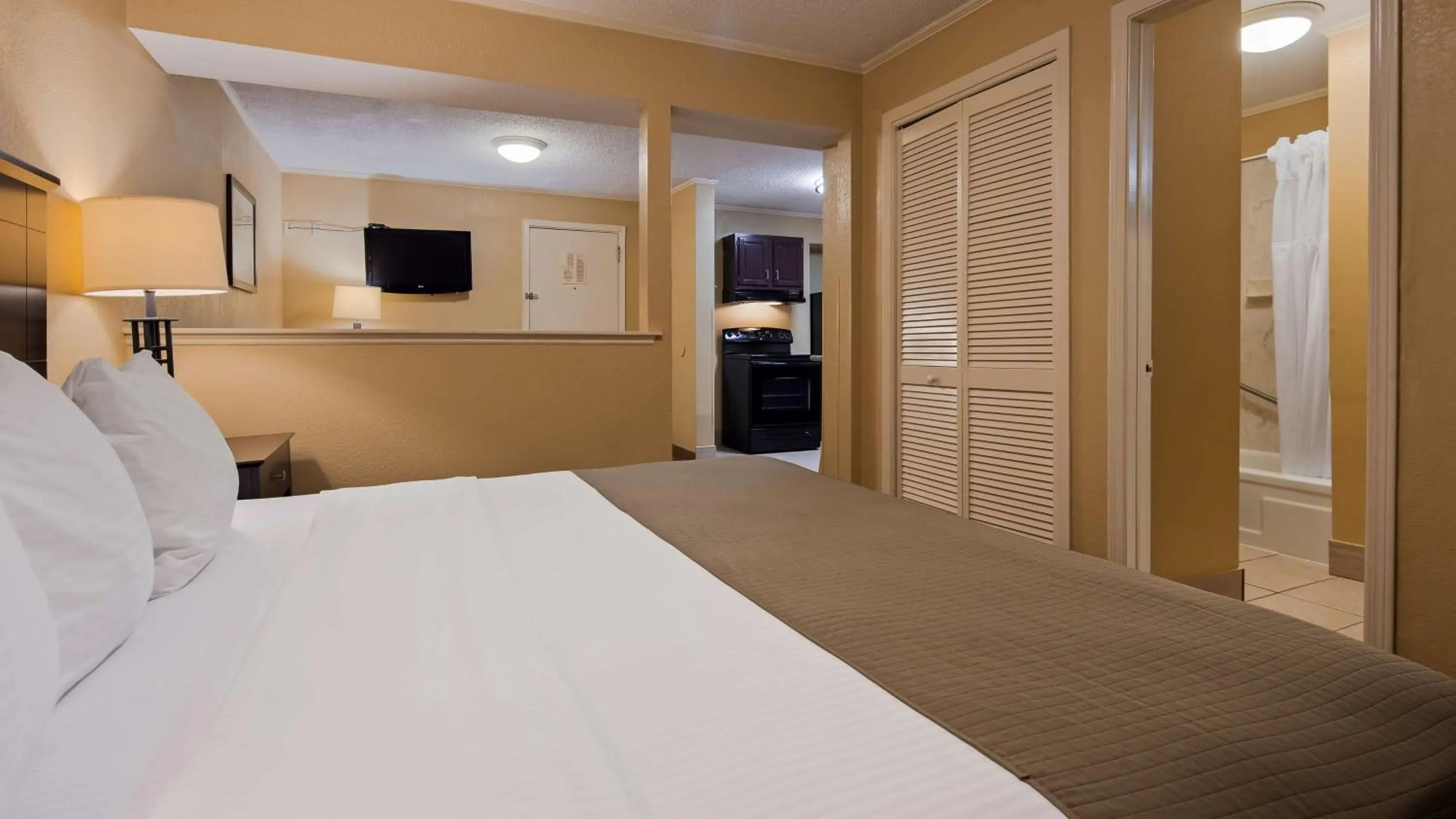 Bedroom, Bed in SureStay Plus by Best Western Covington