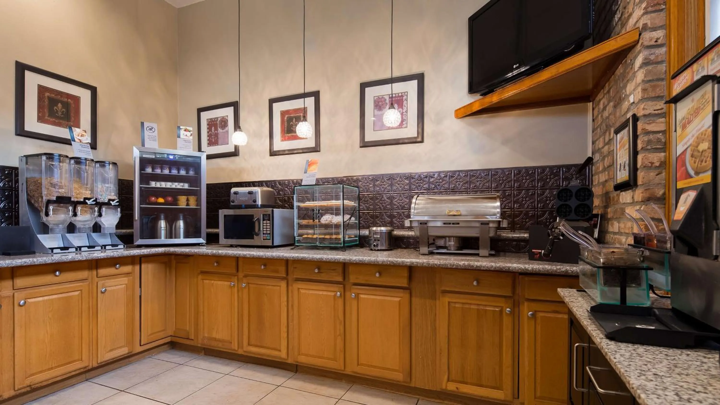 Breakfast in SureStay Plus by Best Western Covington