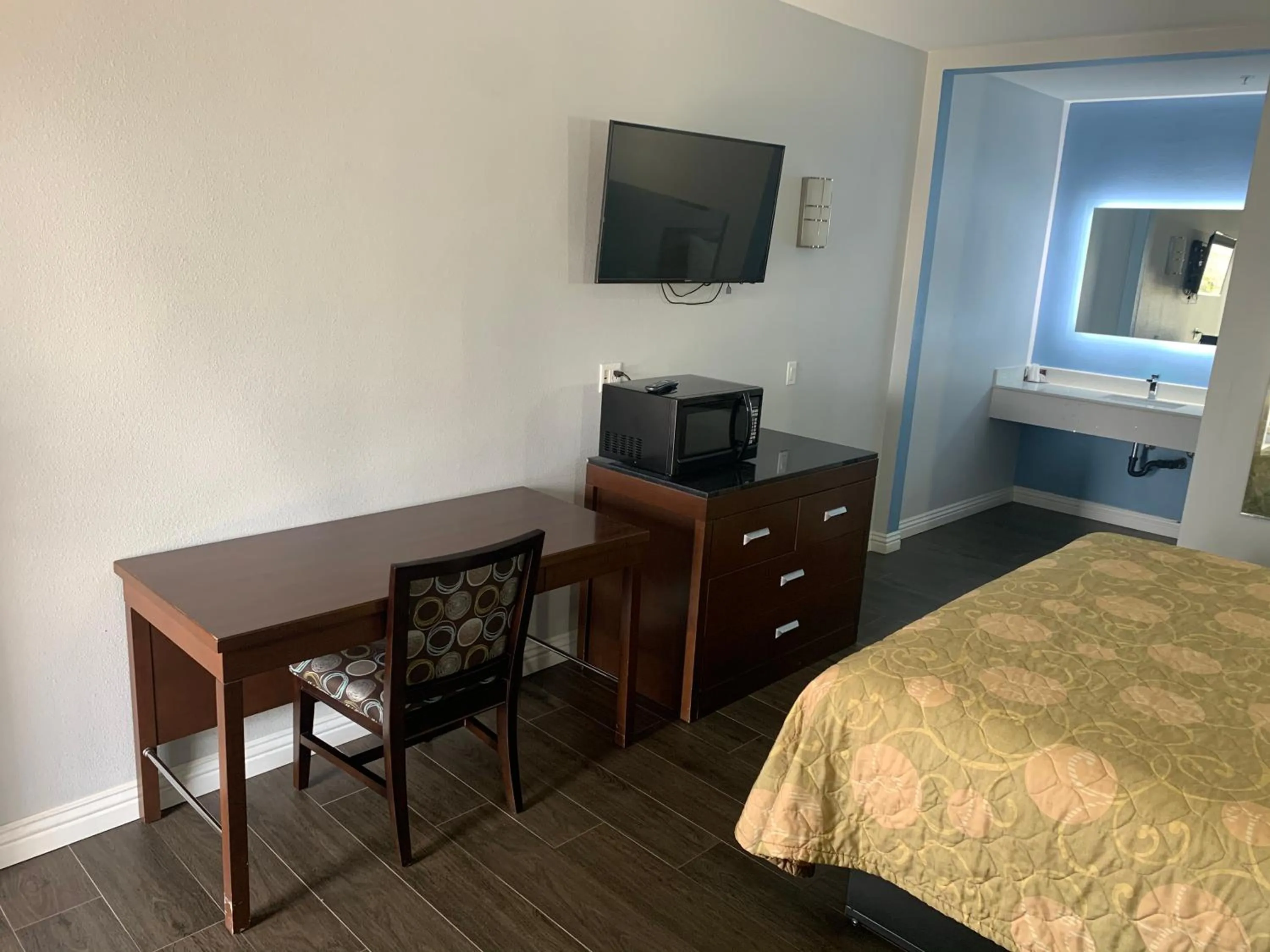 Photo of the whole room, Bed in Crescent Inn