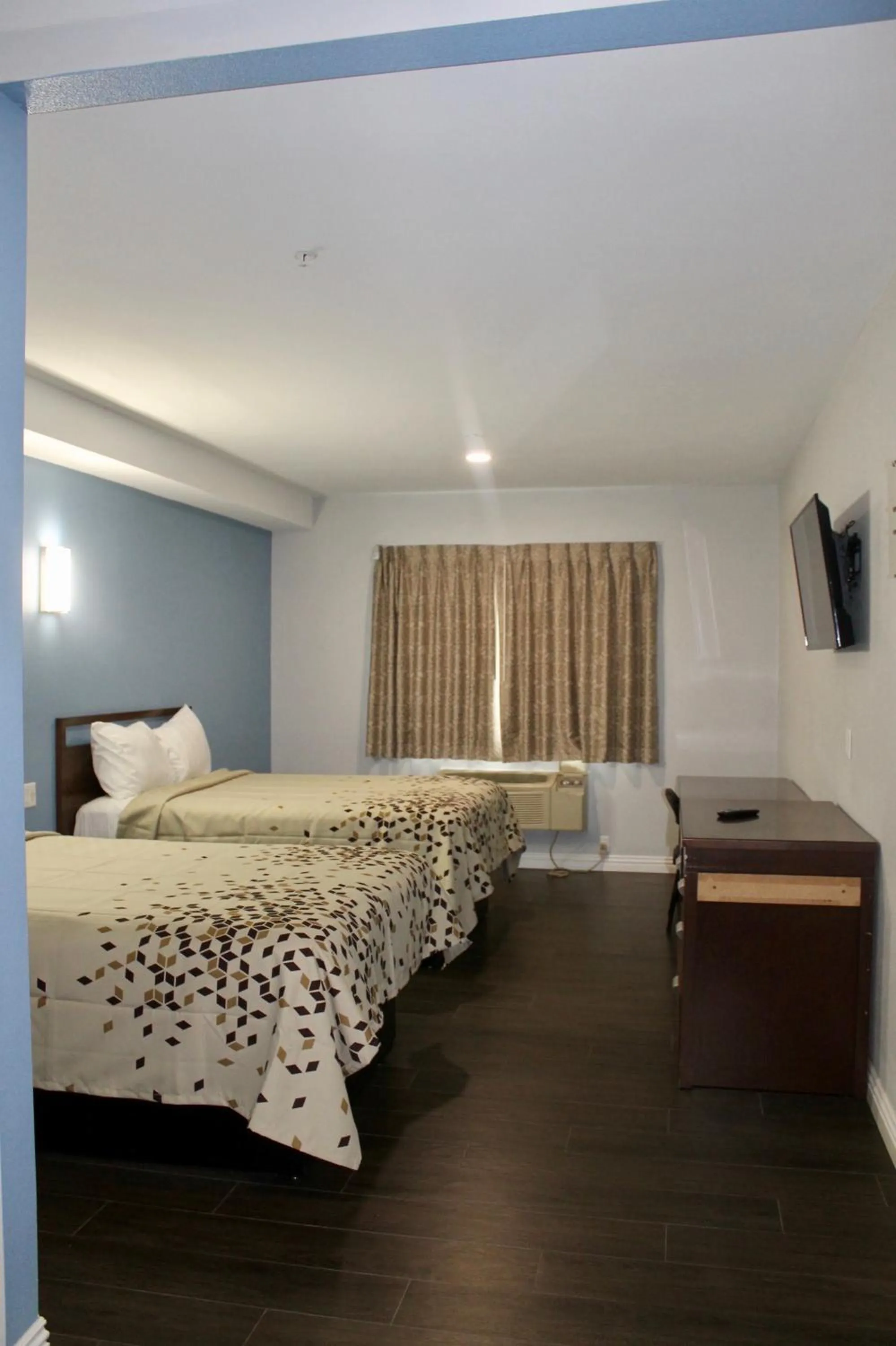 Photo of the whole room, Bed in Crescent Inn