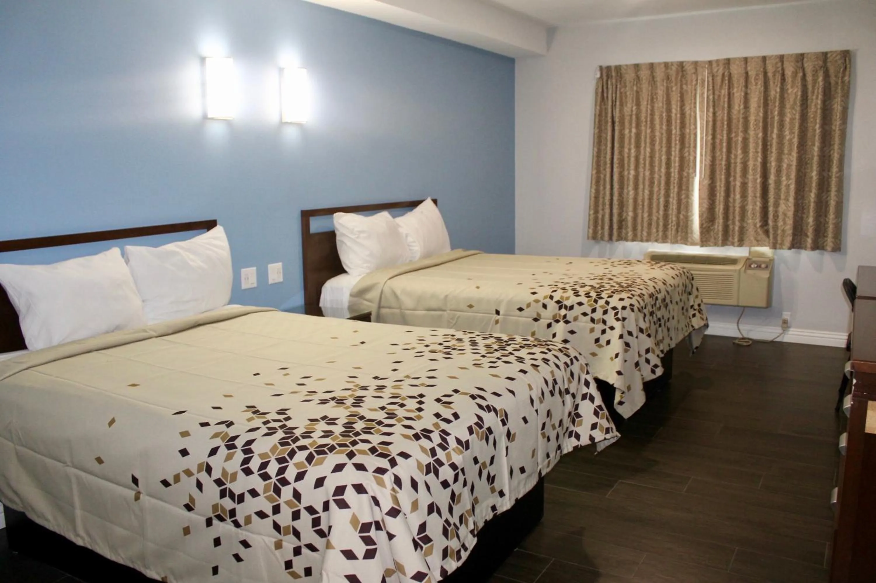 Photo of the whole room, Bed in Crescent Inn