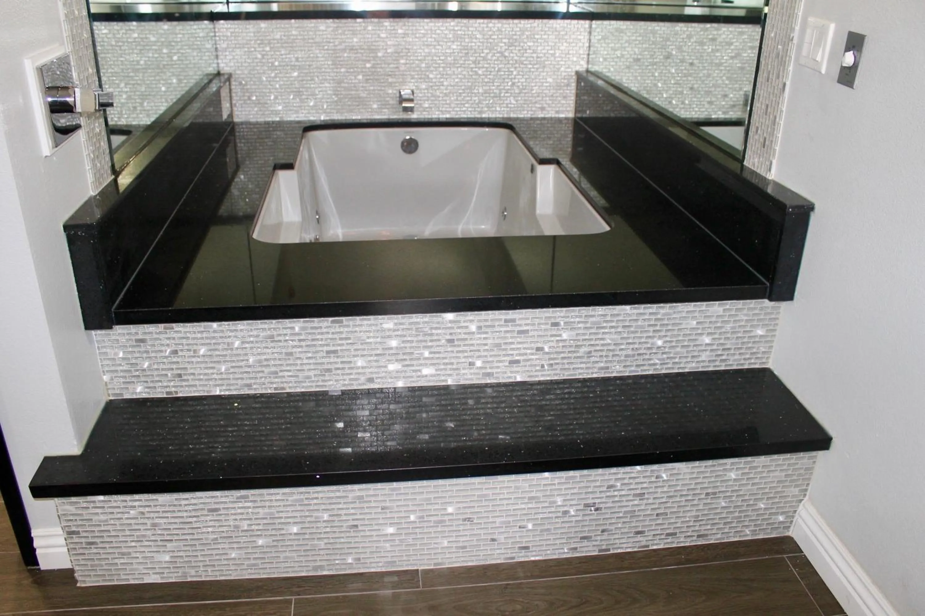 Hot Tub in Crescent Inn