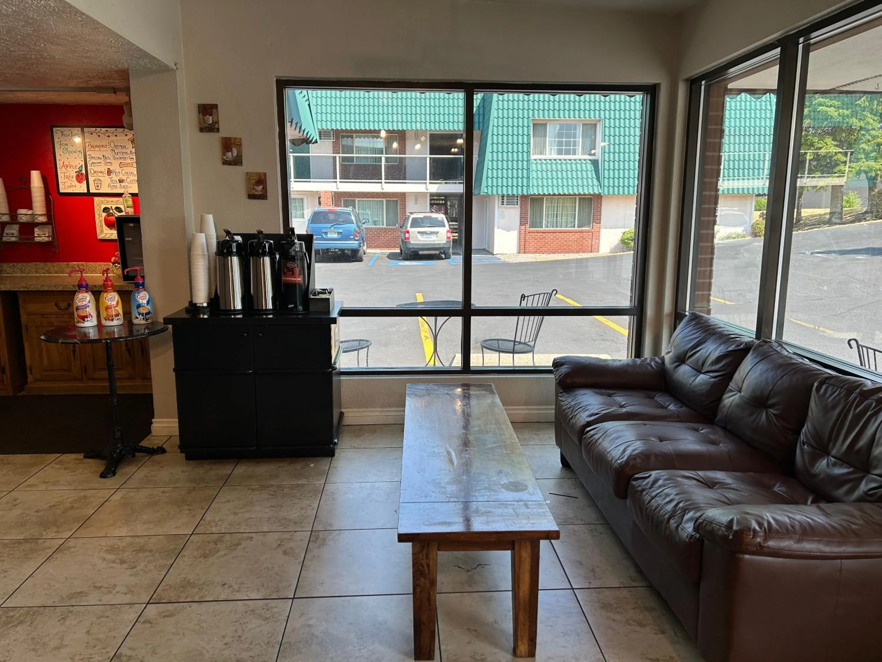 Coffee/tea facilities in Apple Tree Inn