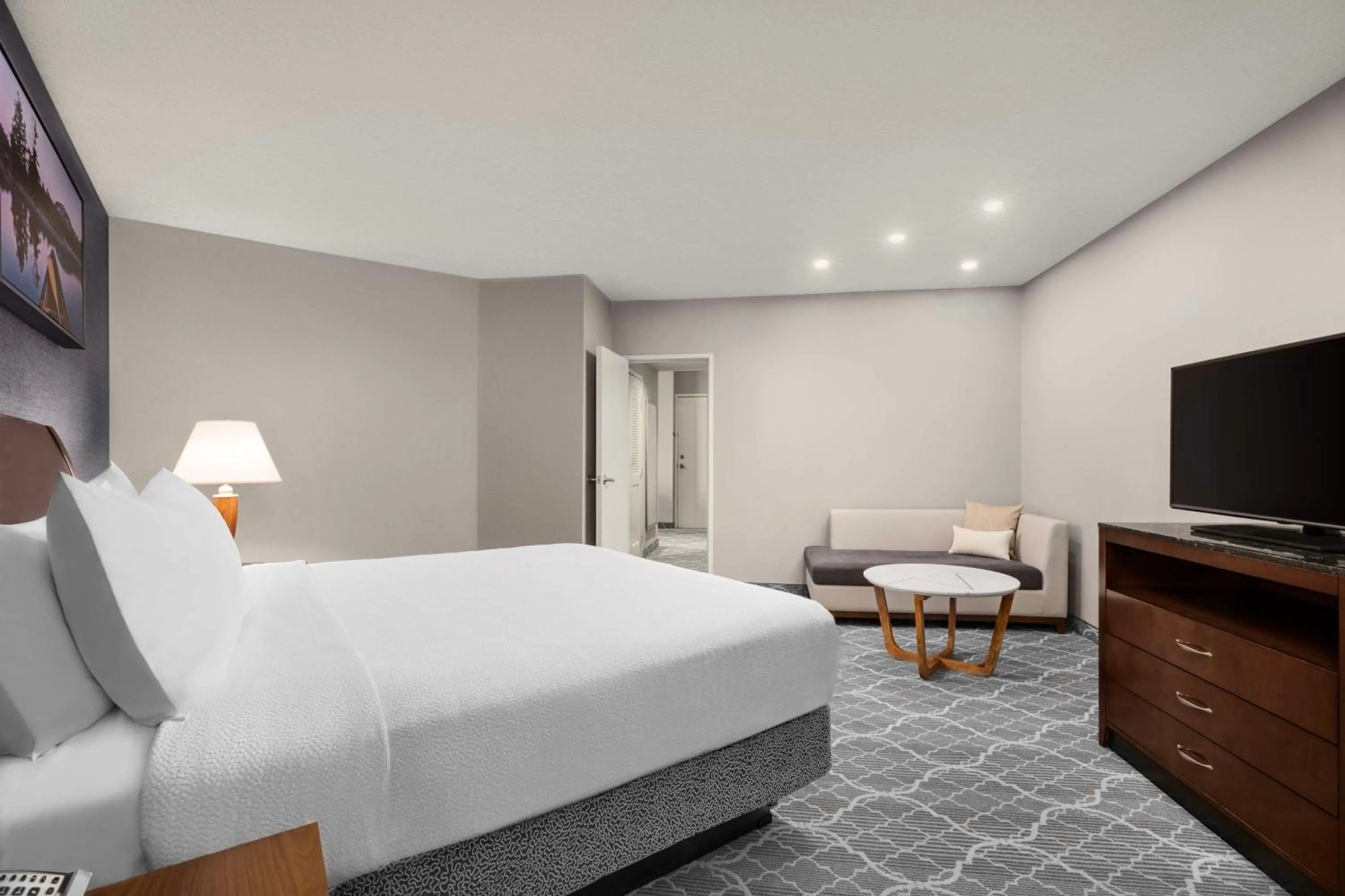 Living room, Bed in Hilton Garden Inn Calgary Airport