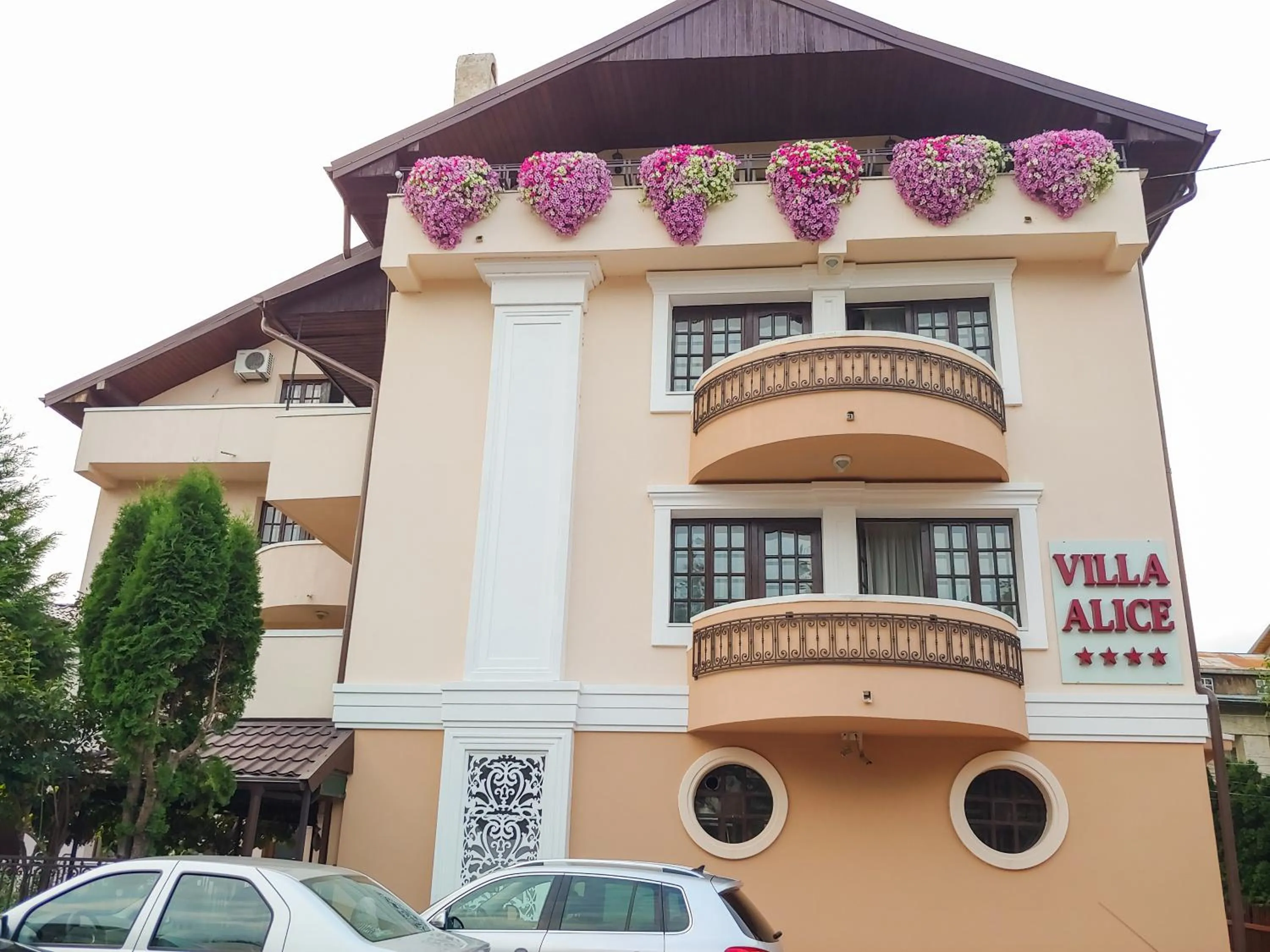 Property building in Villa Alice