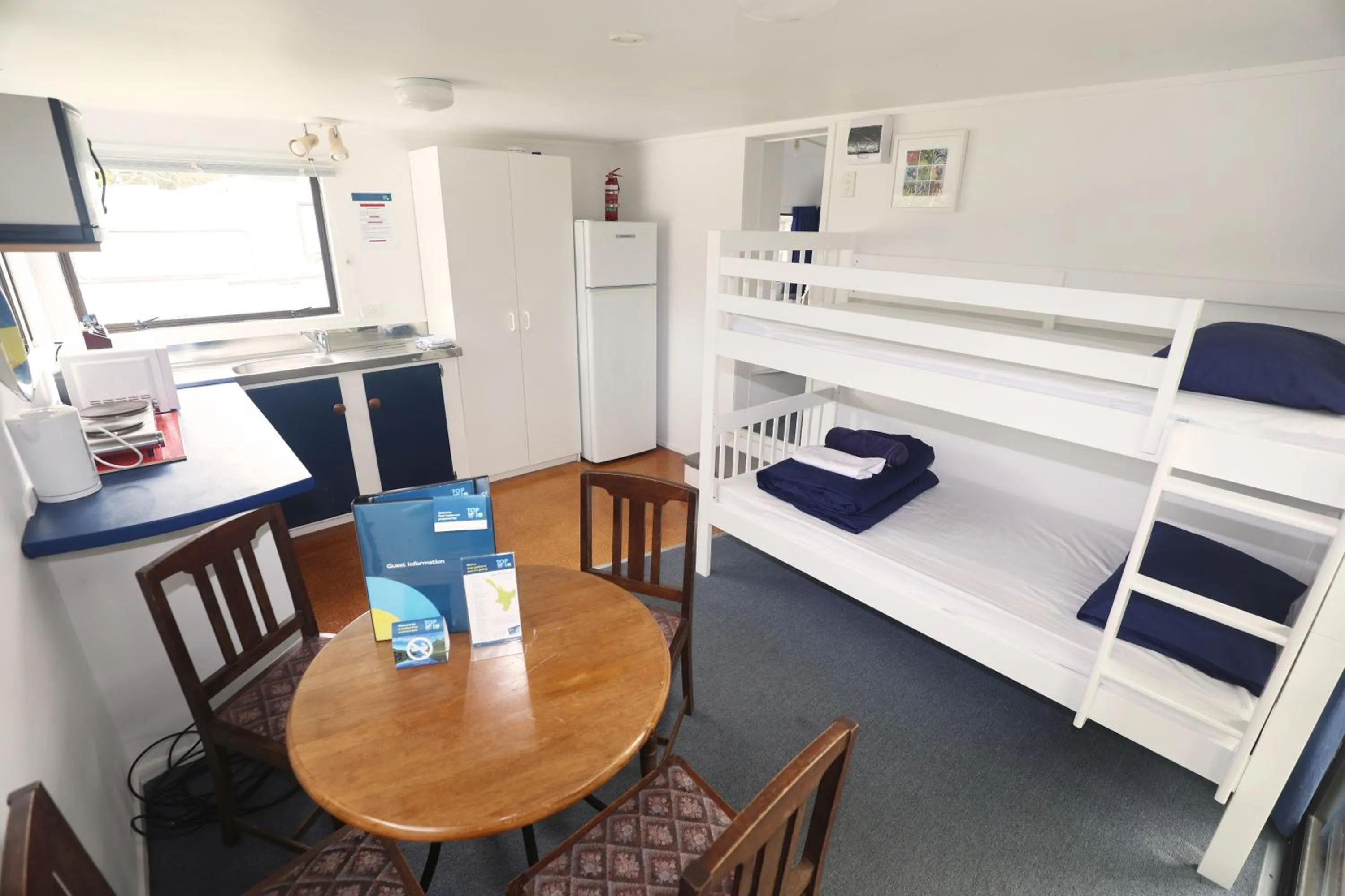 Kitchen or kitchenette, Bed in Orere Point TOP 10 Holiday Park