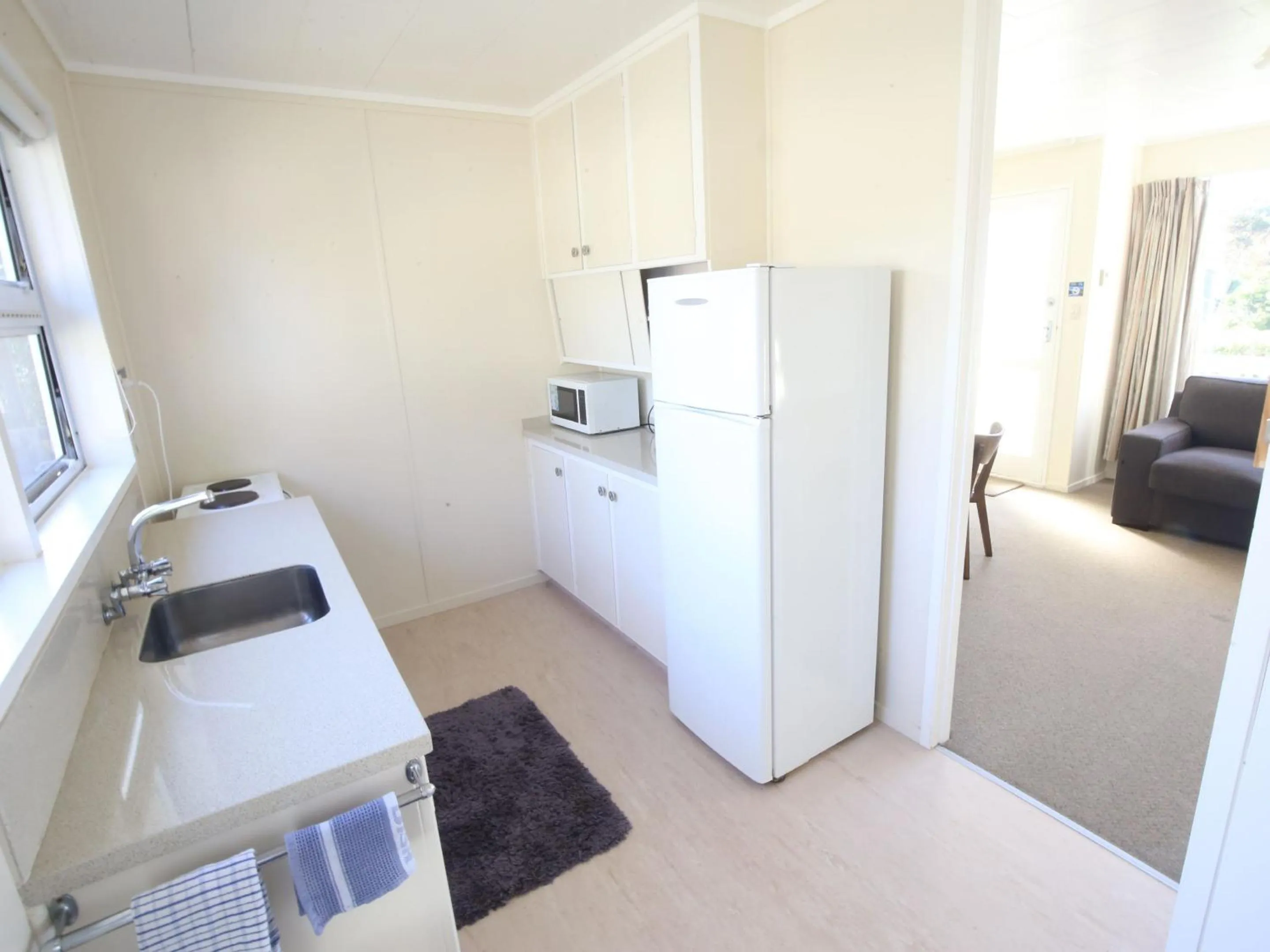 Kitchen or kitchenette, Bed in Orere Point TOP 10 Holiday Park