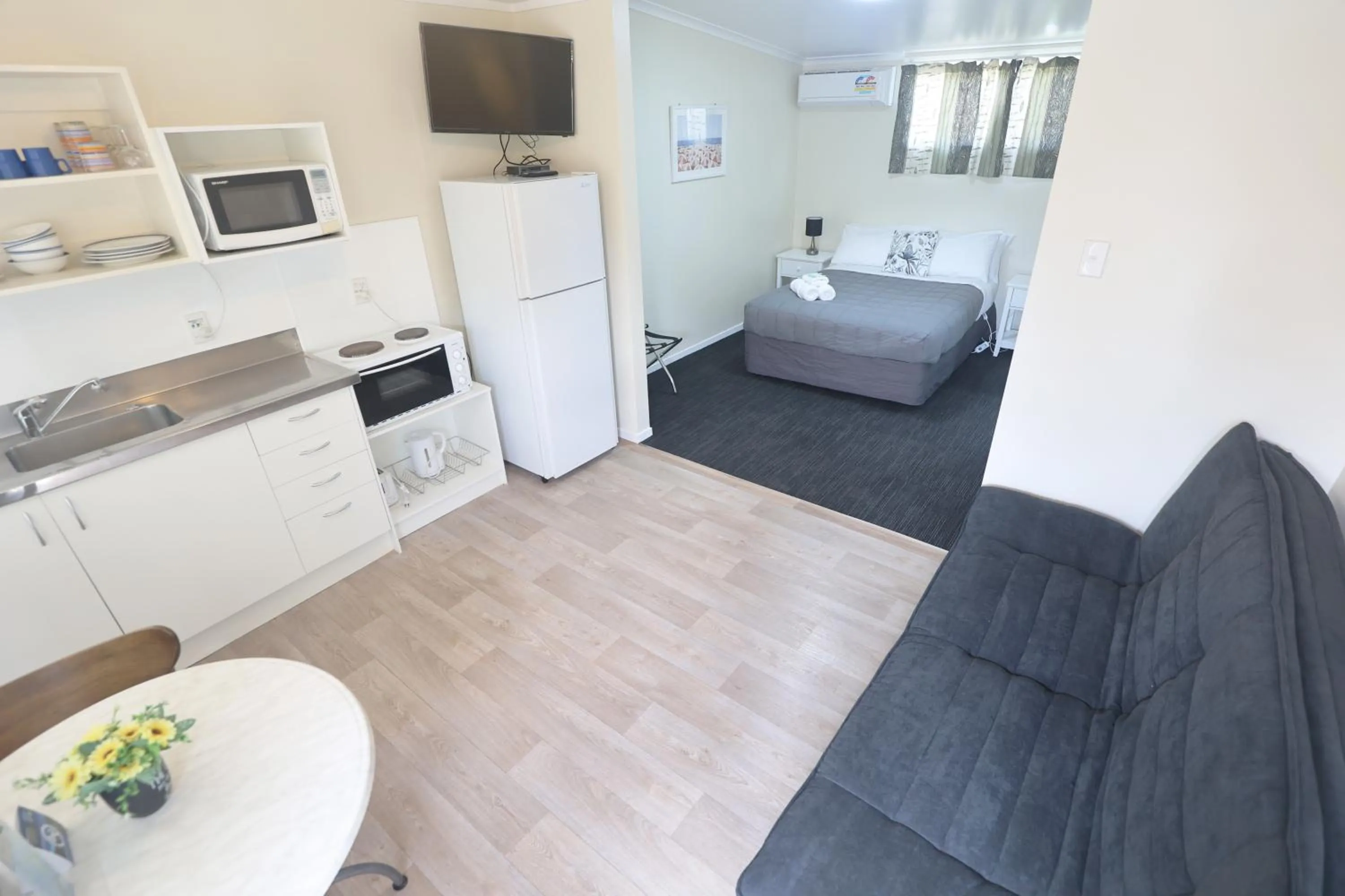 Kitchen or kitchenette, Bed in Orere Point TOP 10 Holiday Park