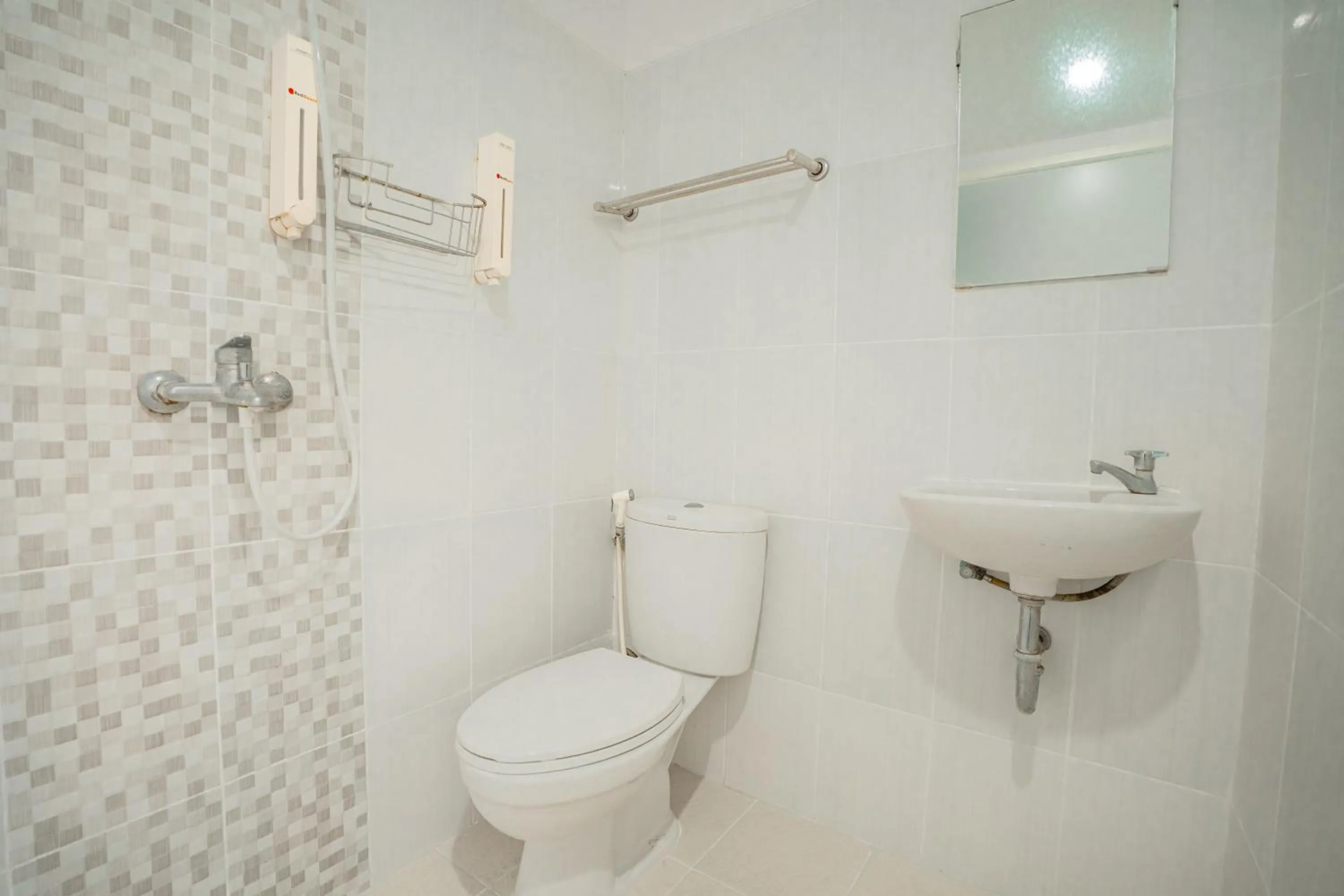 Bathroom in Hotel Pratisarawirya by The Loka