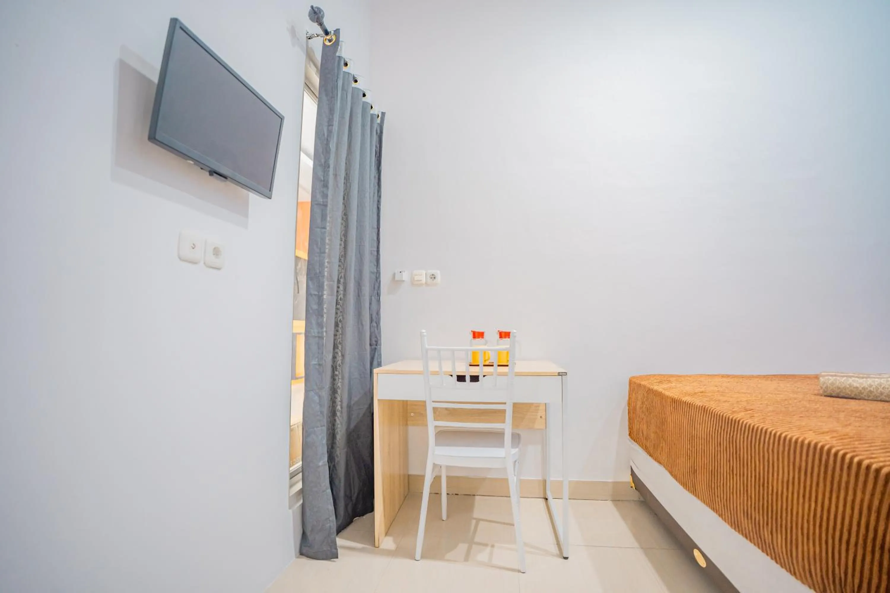 Bedroom, Bed in Hotel Pratisarawirya by The Loka