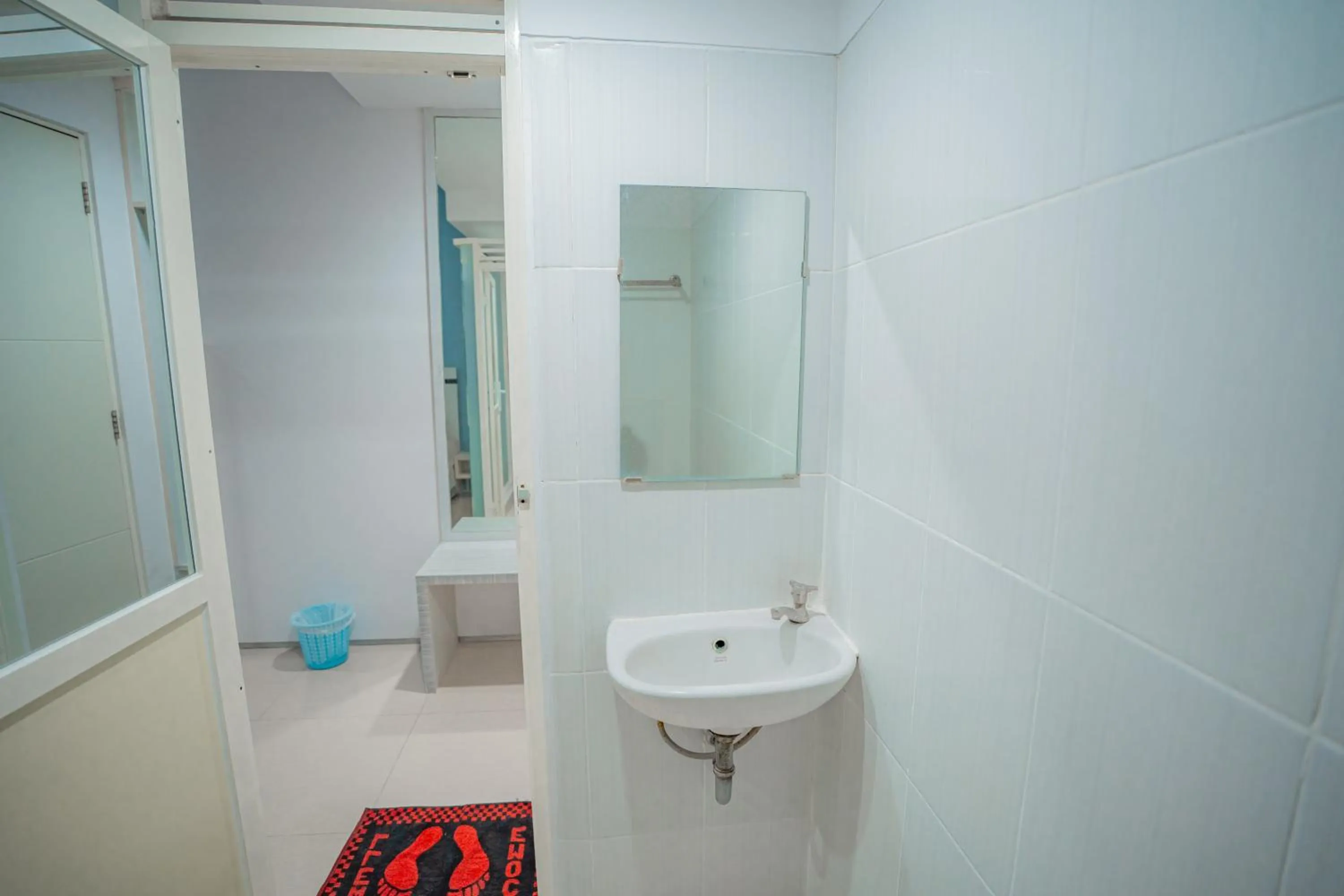Bathroom in Hotel Pratisarawirya by The Loka