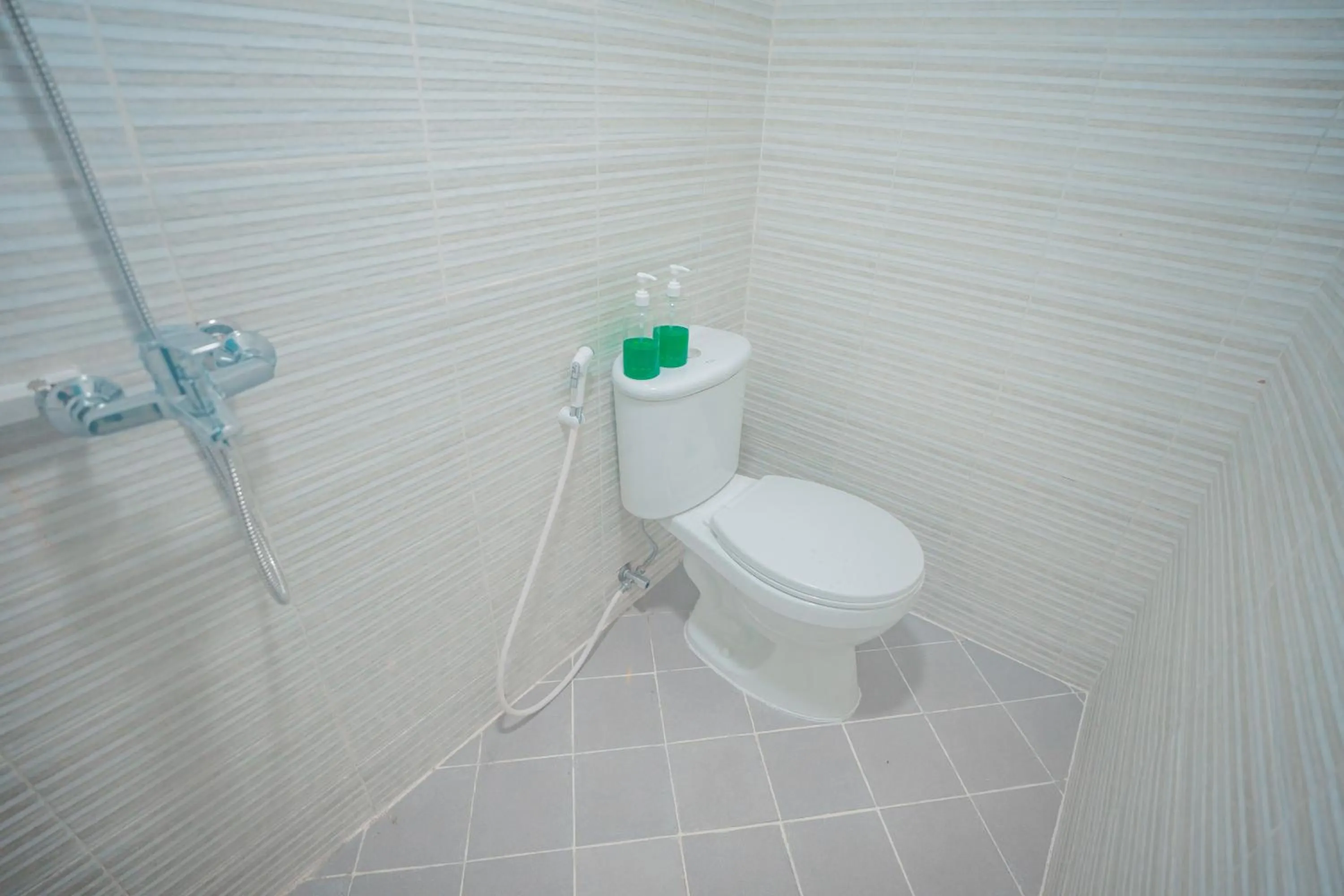 Bathroom in Hotel Pratisarawirya by The Loka