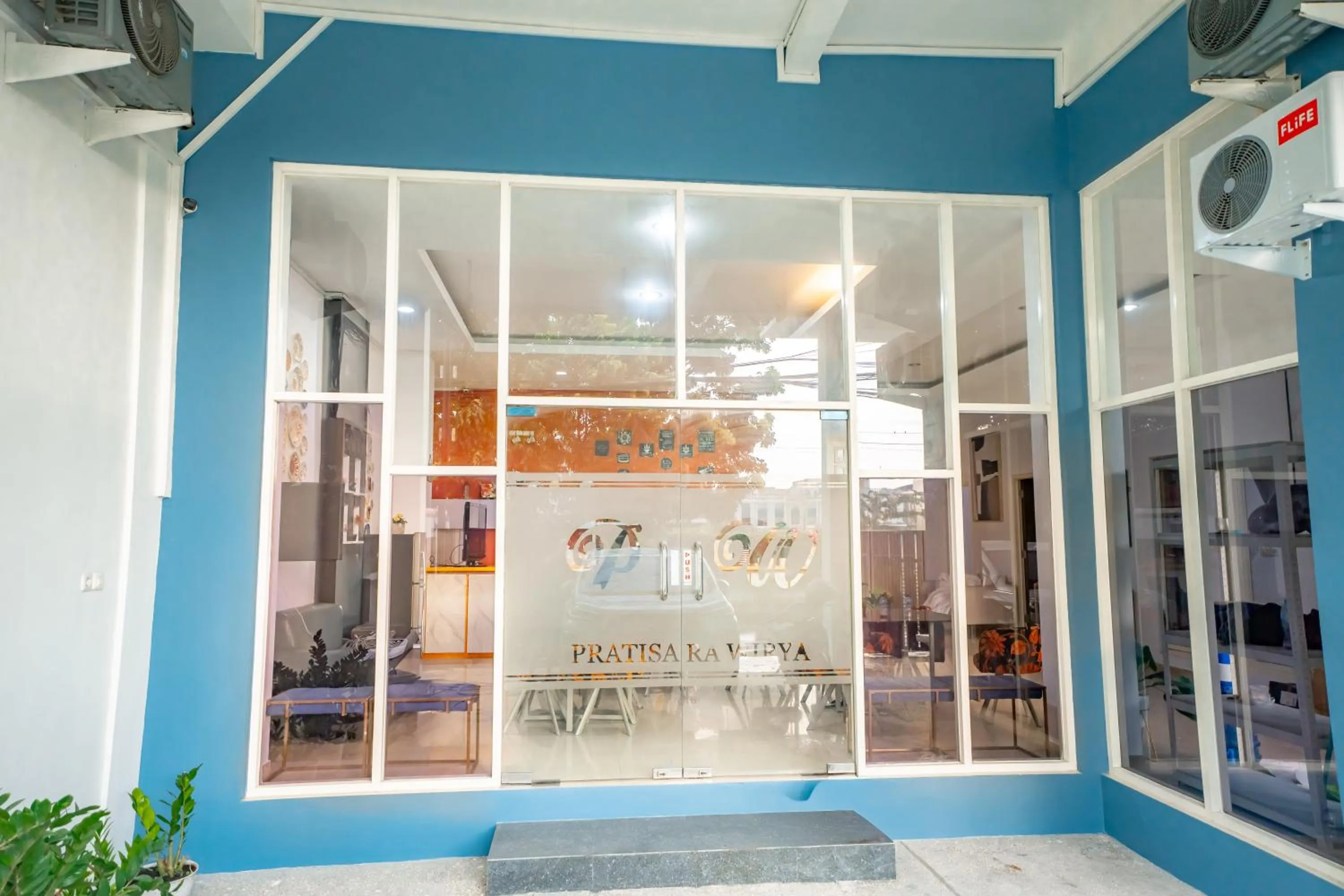 Lobby or reception in Hotel Pratisarawirya by The Loka