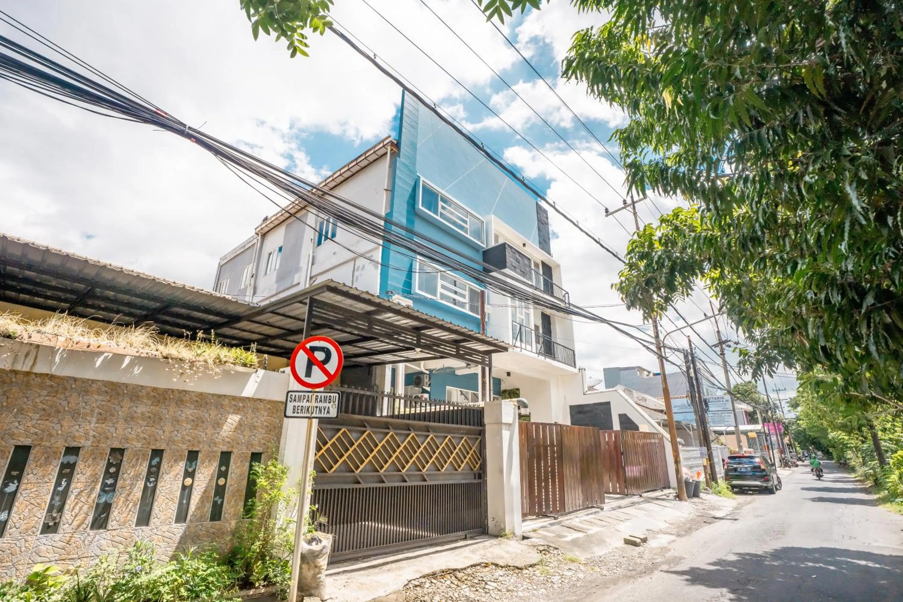 Property building in Hotel Pratisarawirya by The Loka