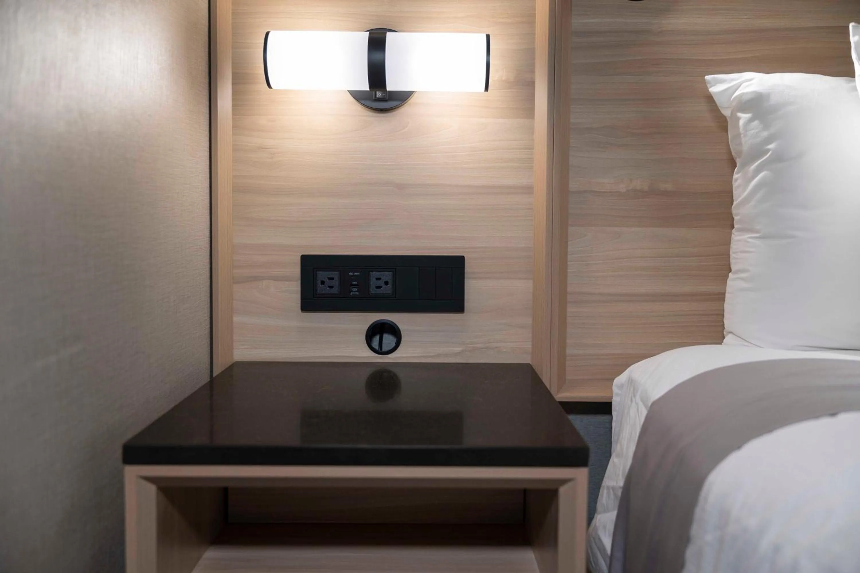 Bedroom, Bed in Accent Inns Kamloops