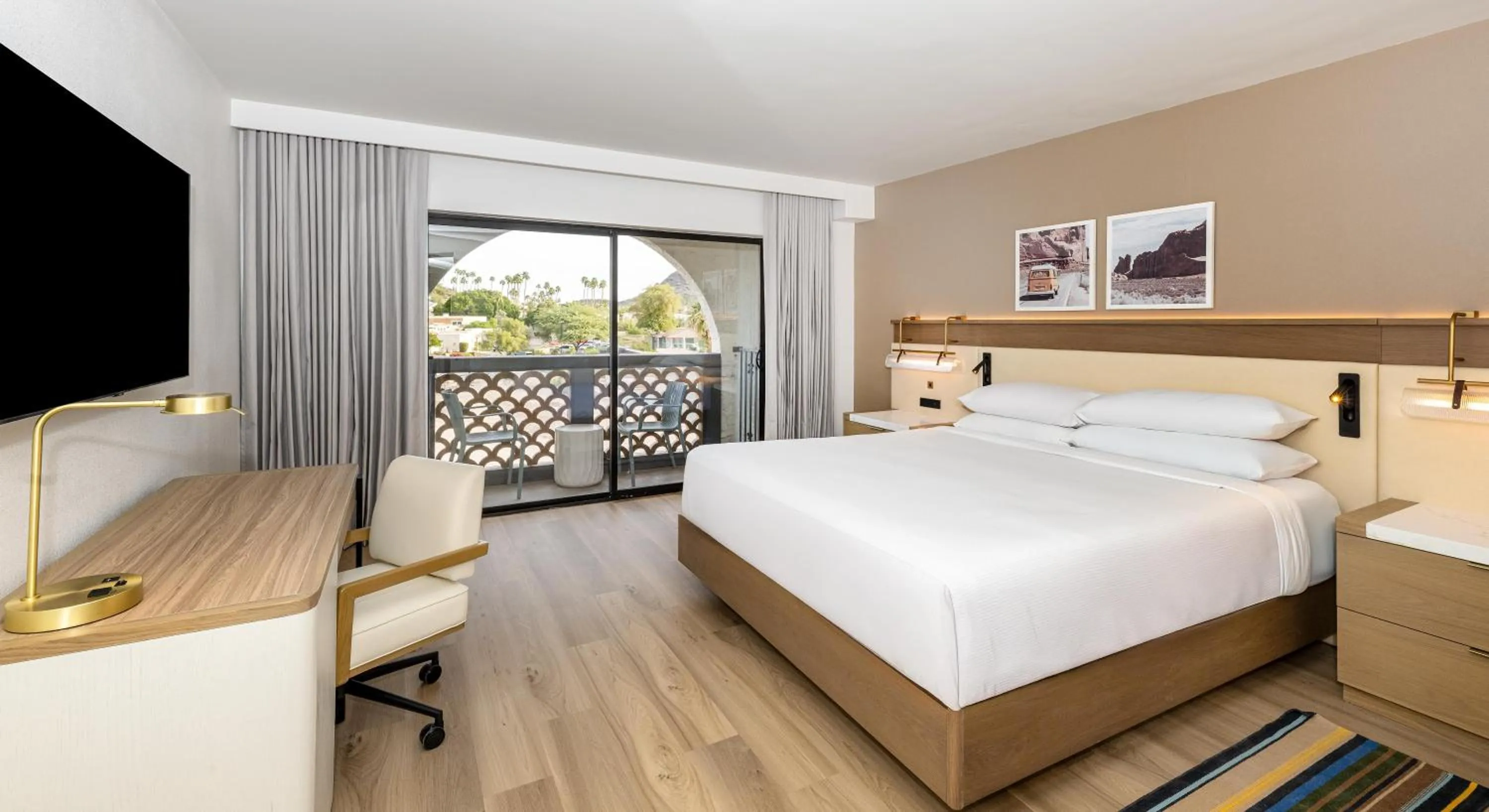 Bed in Hilton Phoenix Resort at the Peak