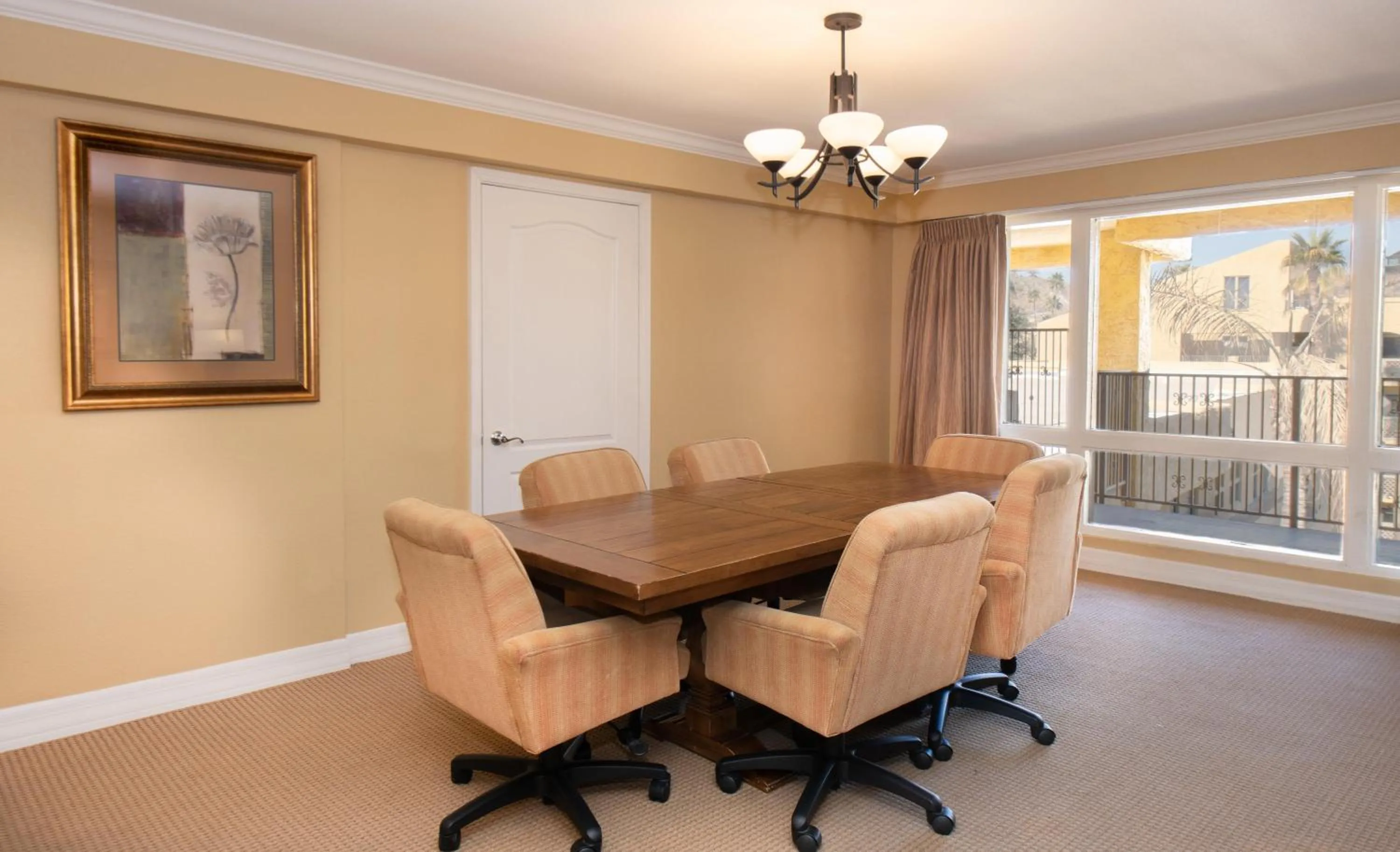 Living room in Hilton Phoenix Resort at the Peak