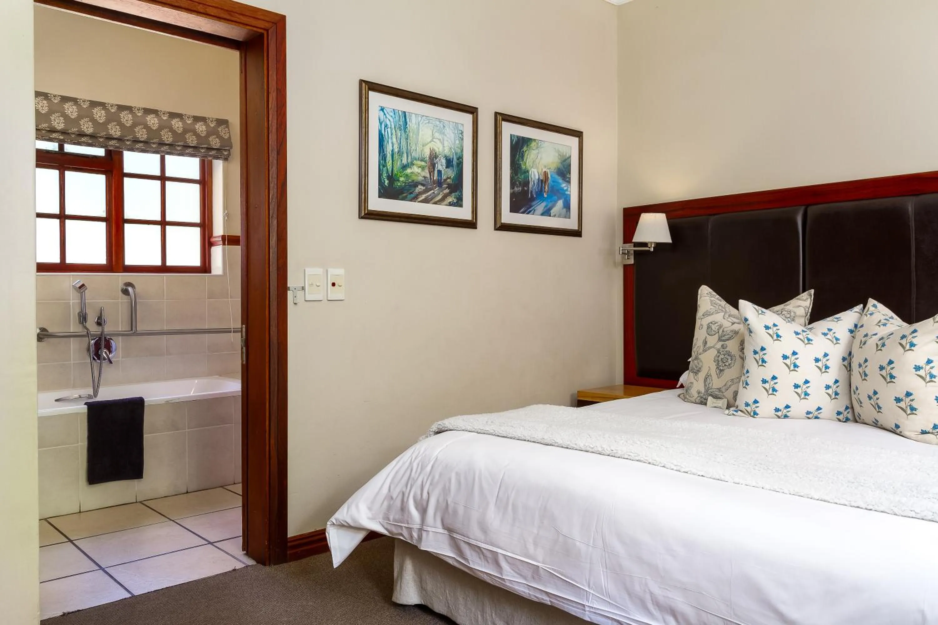 Bed in Noordhoek Village Hotel