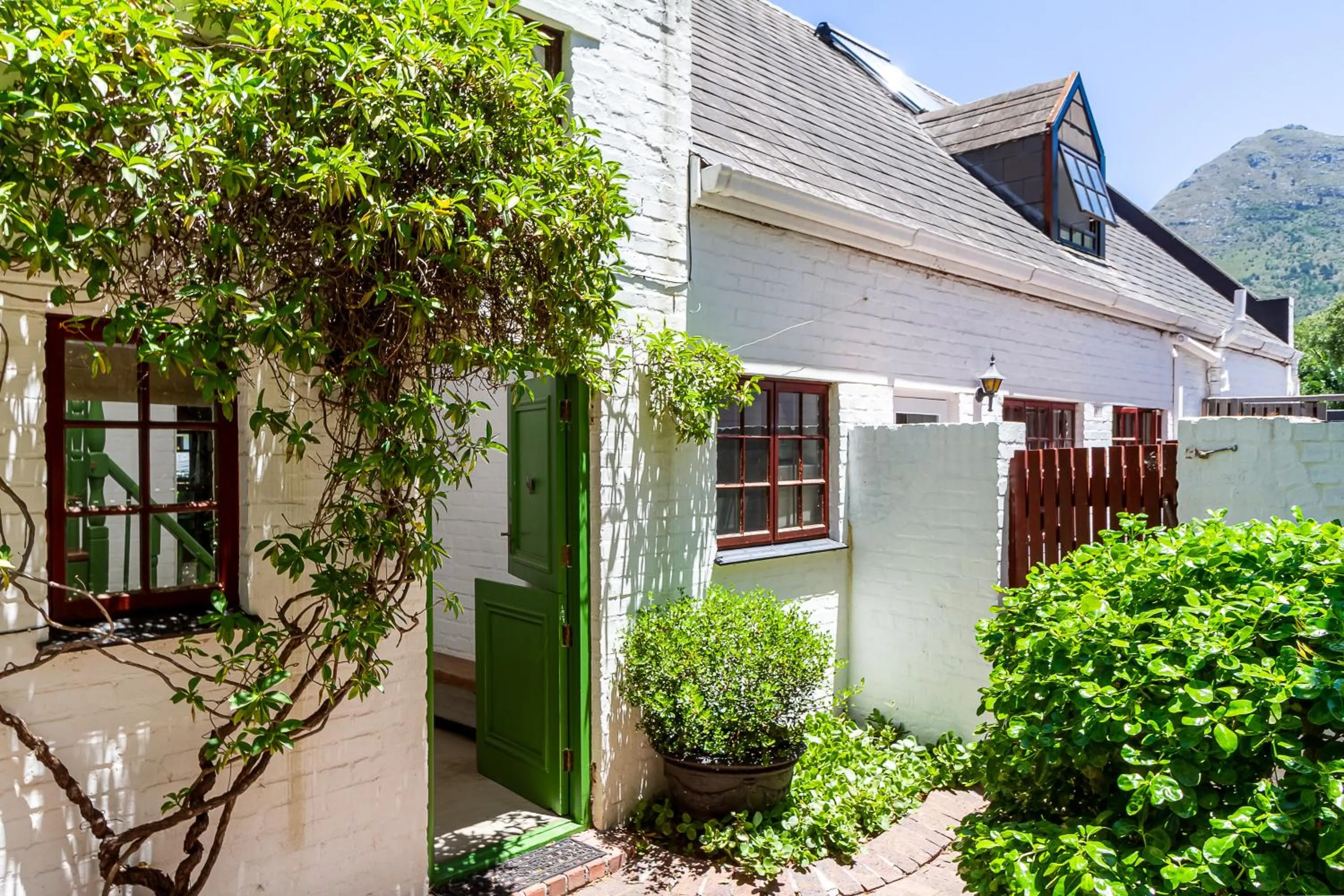 Facade/entrance in Noordhoek Village Hotel