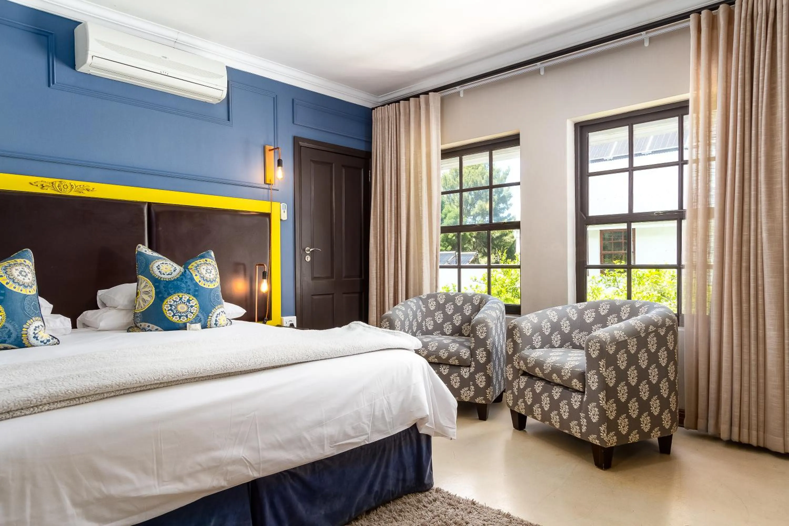 Bed in Noordhoek Village Hotel