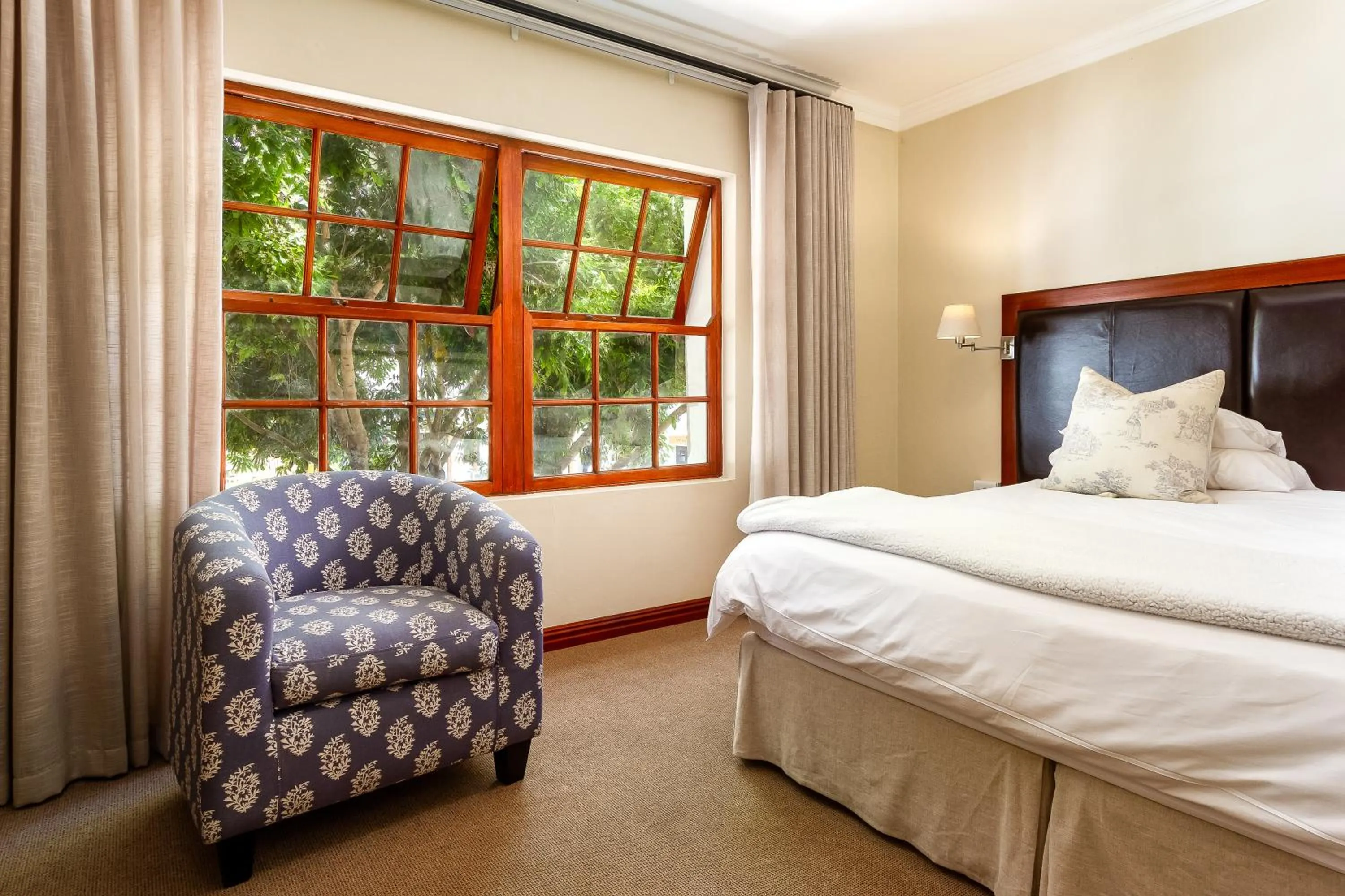 Bed in Noordhoek Village Hotel