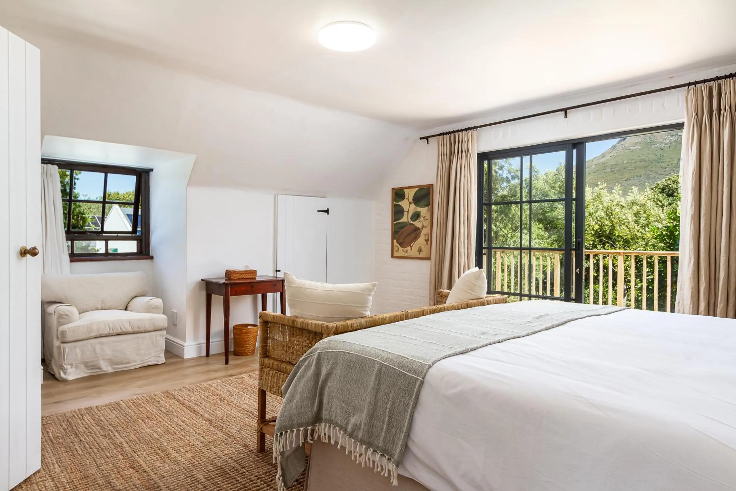 Balcony/Terrace, Bed in Noordhoek Village Hotel