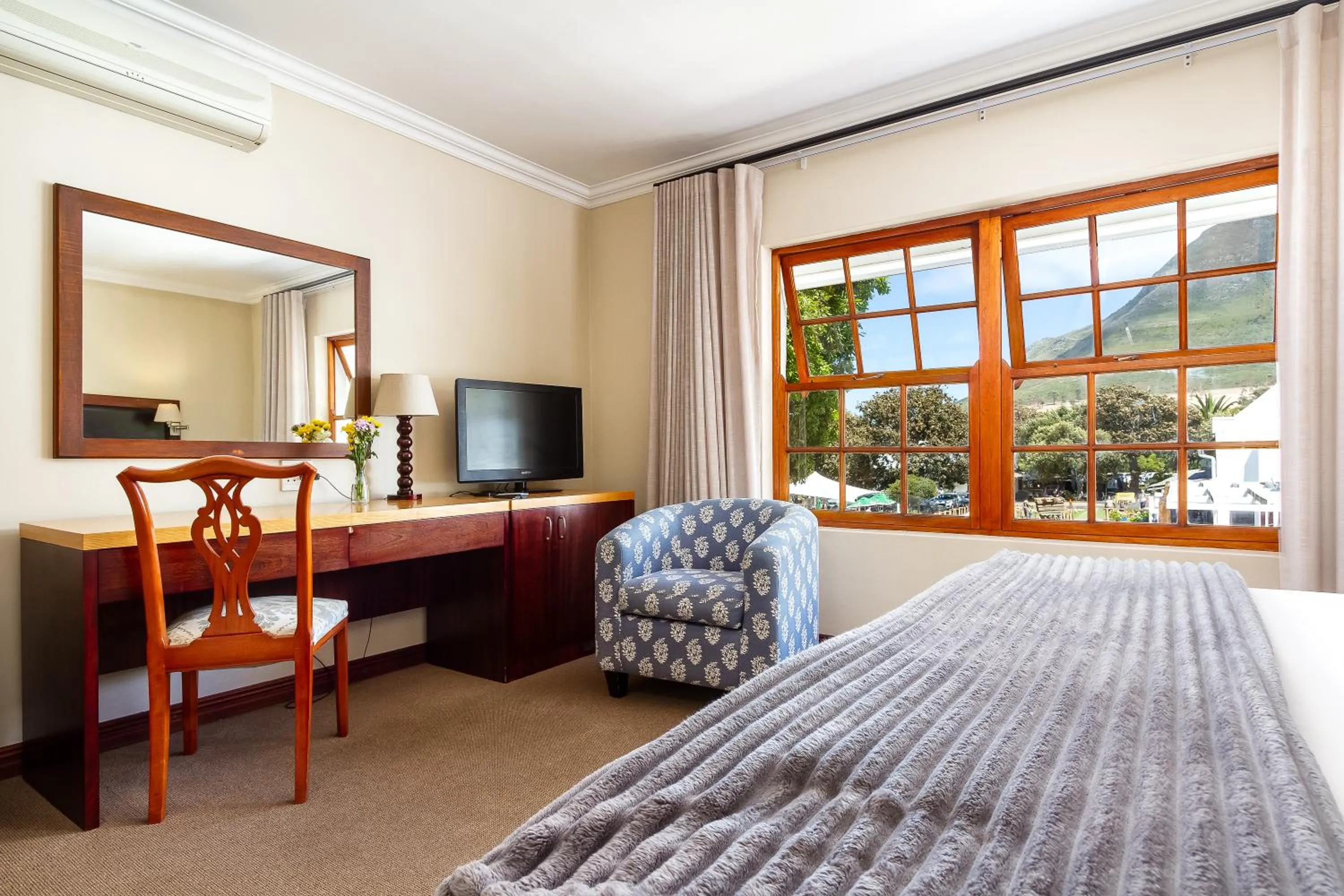 Bed in Noordhoek Village Hotel