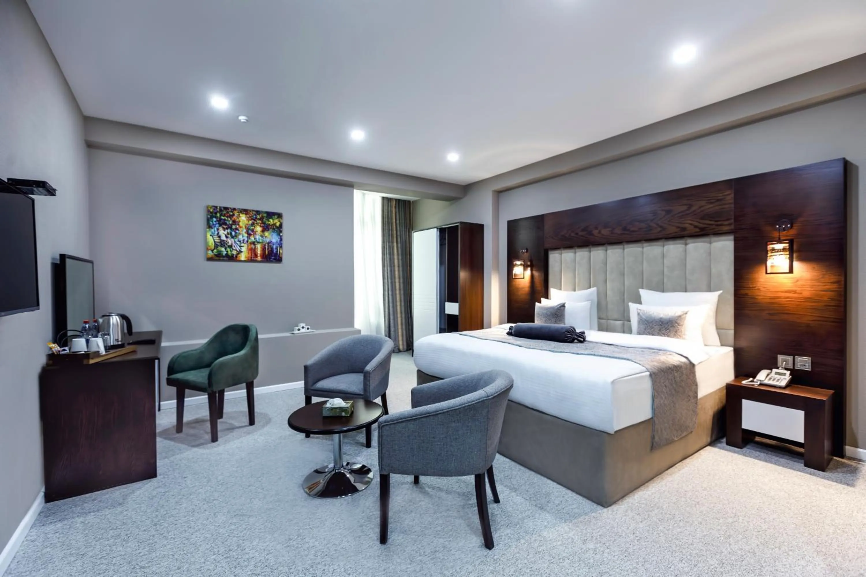 Photo of the whole room, Bed in Parallel Hotel