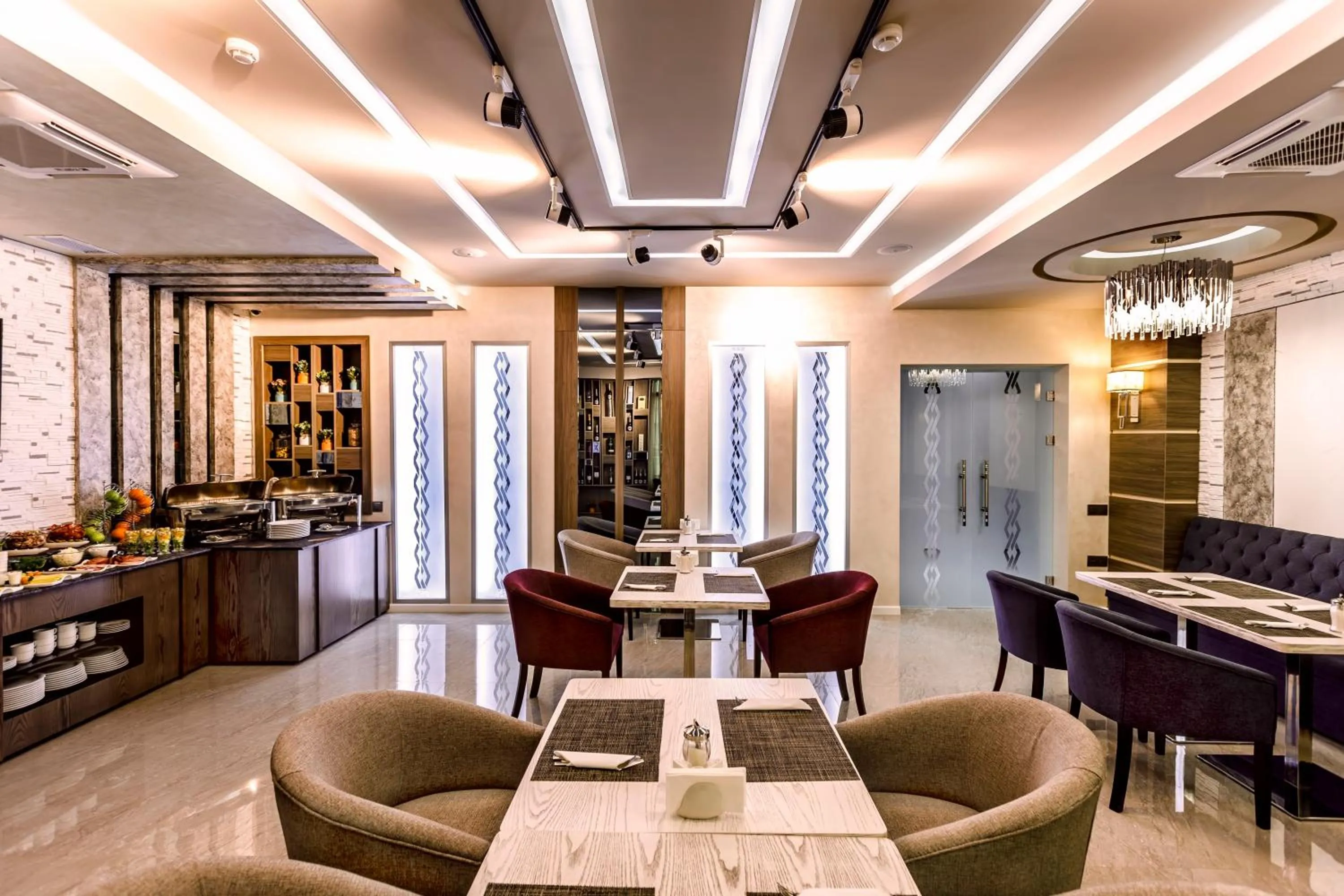 Restaurant/places to eat in Parallel Hotel